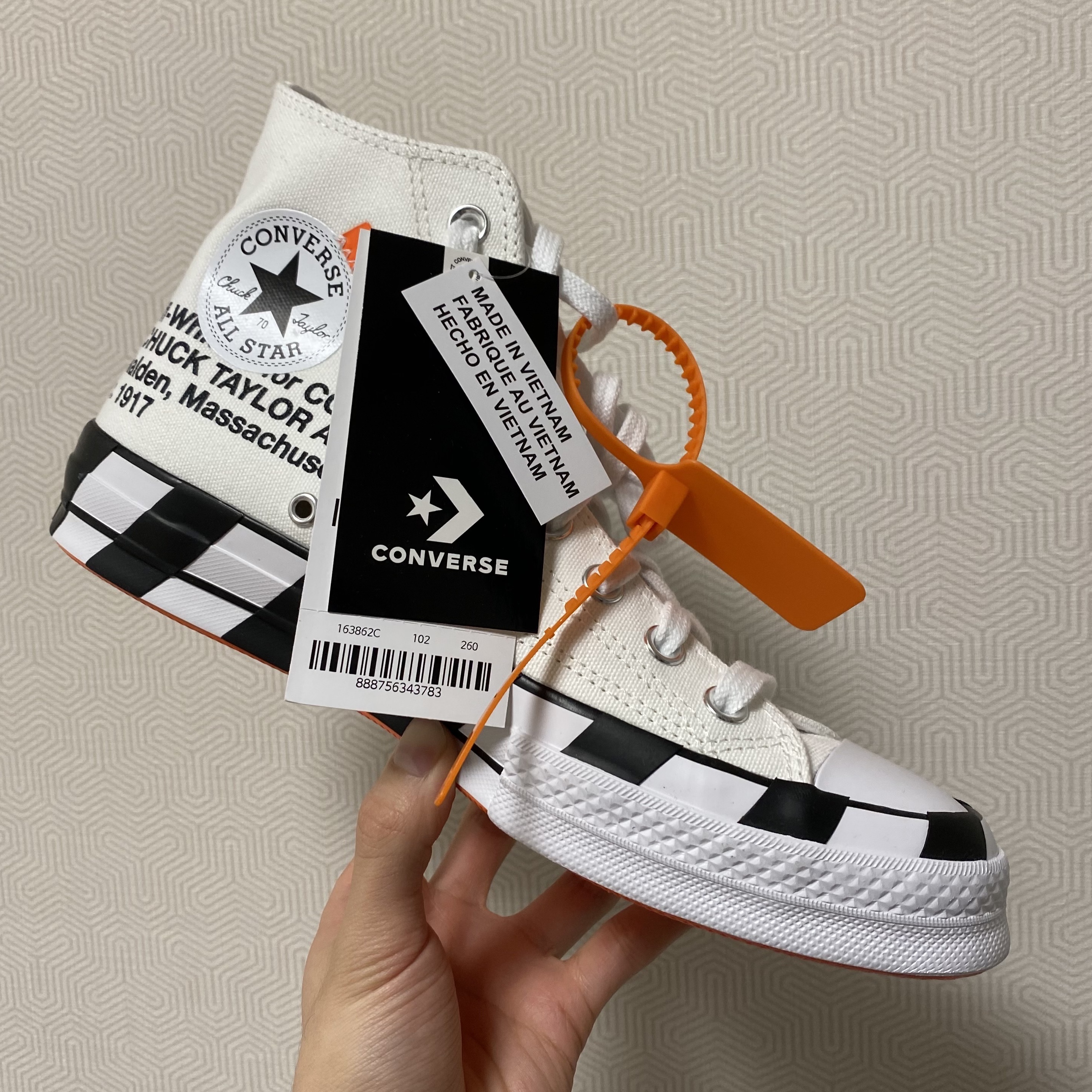 Converse x Off-White Chuck 70 High V2 2021 착용 스타일 - 2