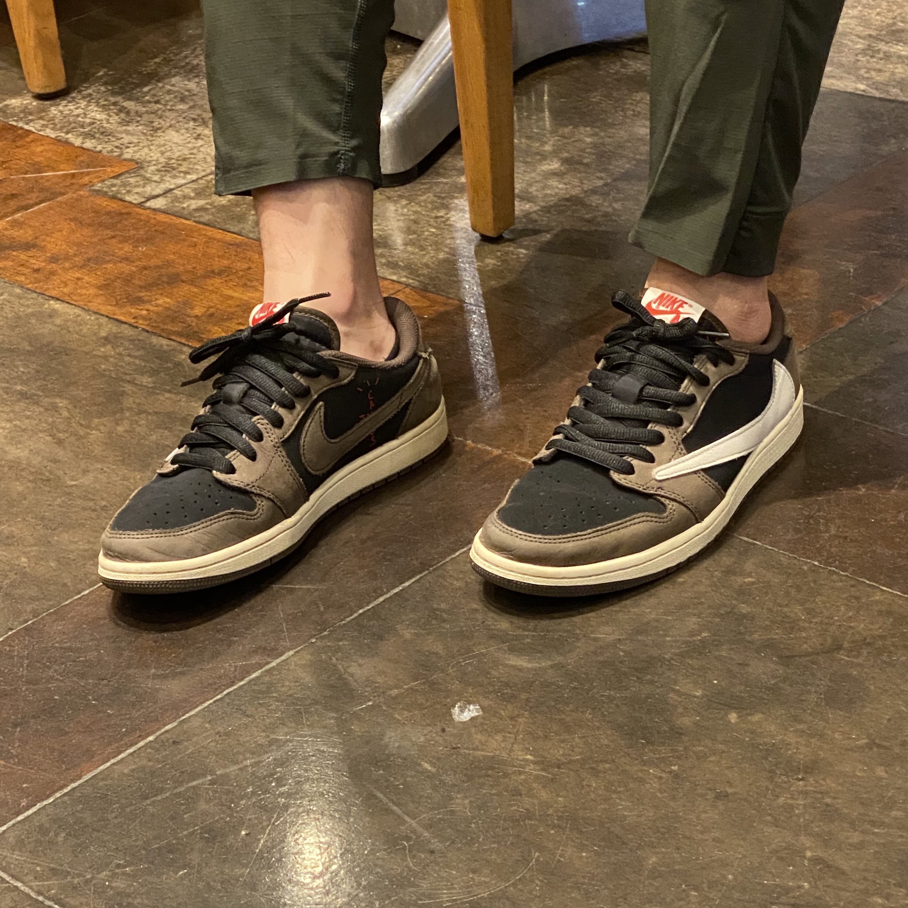 Jordan 1 x Travis Scott Retro Low OG SP Mocha 착용 스타일 - 1