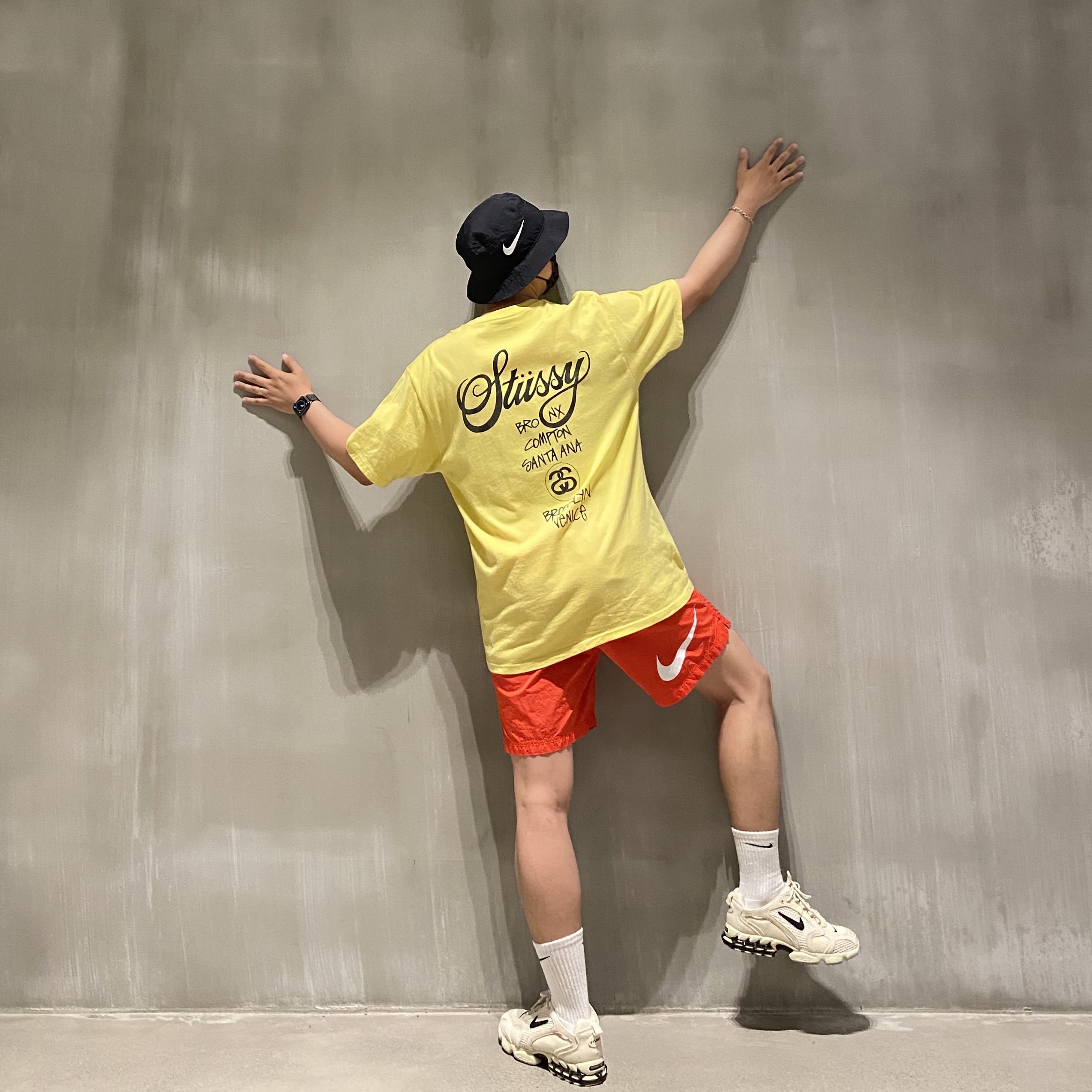 Nike x Stussy Bucket Hat Black, Nike x Stussy Water Shorts Habanero Red 착용 스타일