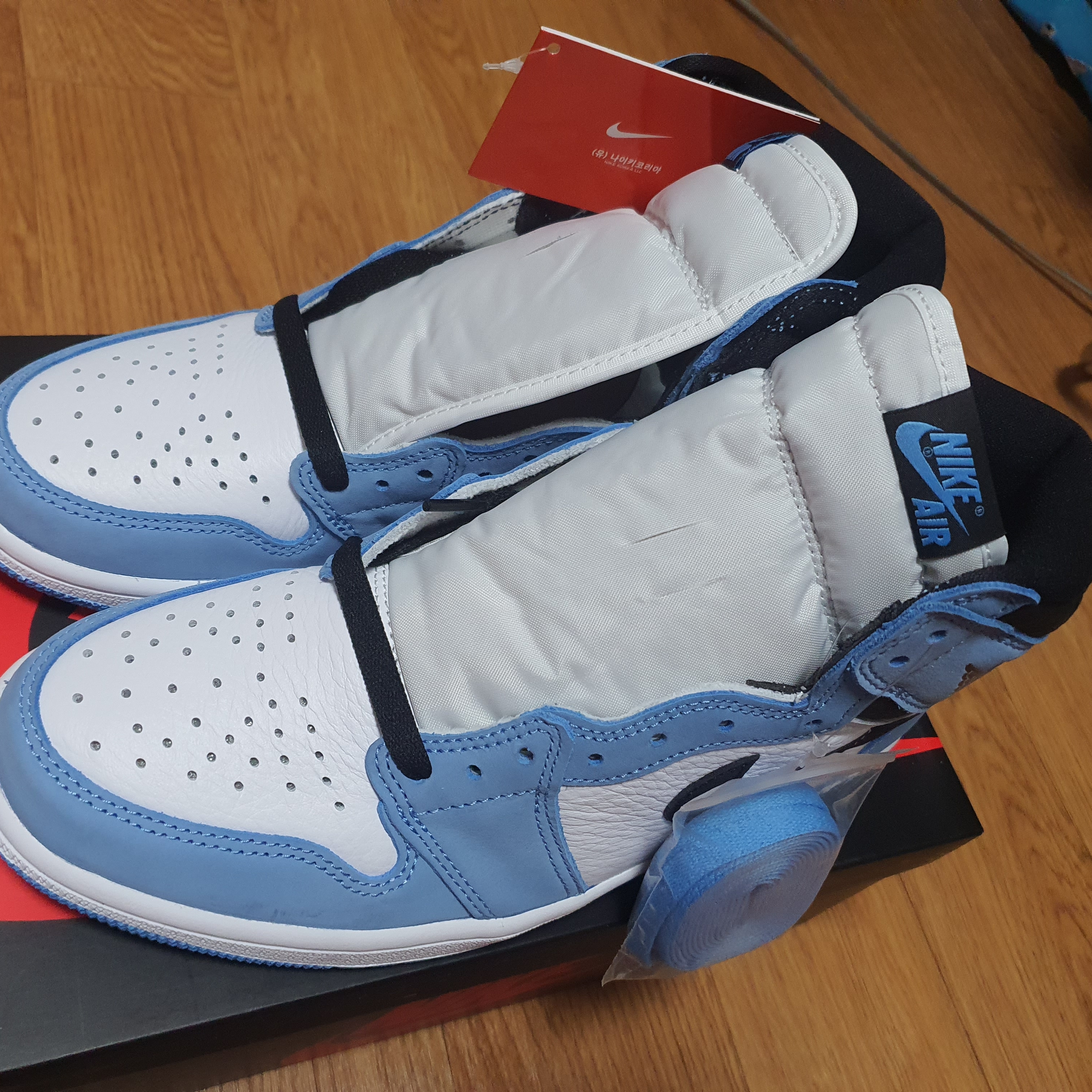 Jordan 1 Retro High OG University Blue, Jordan 1 Mid SE ASW Black 착용 스타일 - 1