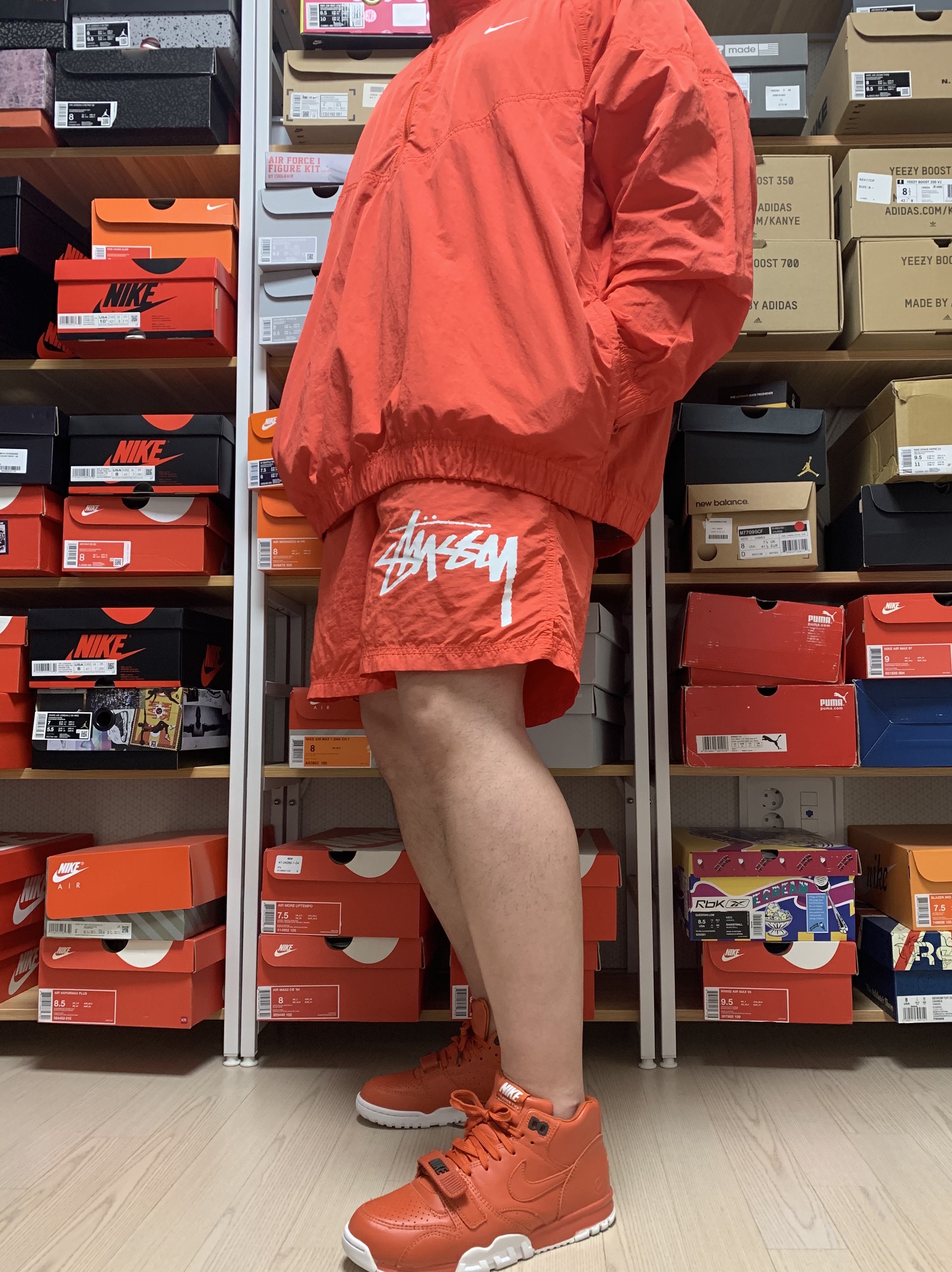 Nike x Stussy Windrunner Jacket Habanero Red, Nike x Stussy Water Shorts Habanero Red 착용 스타일