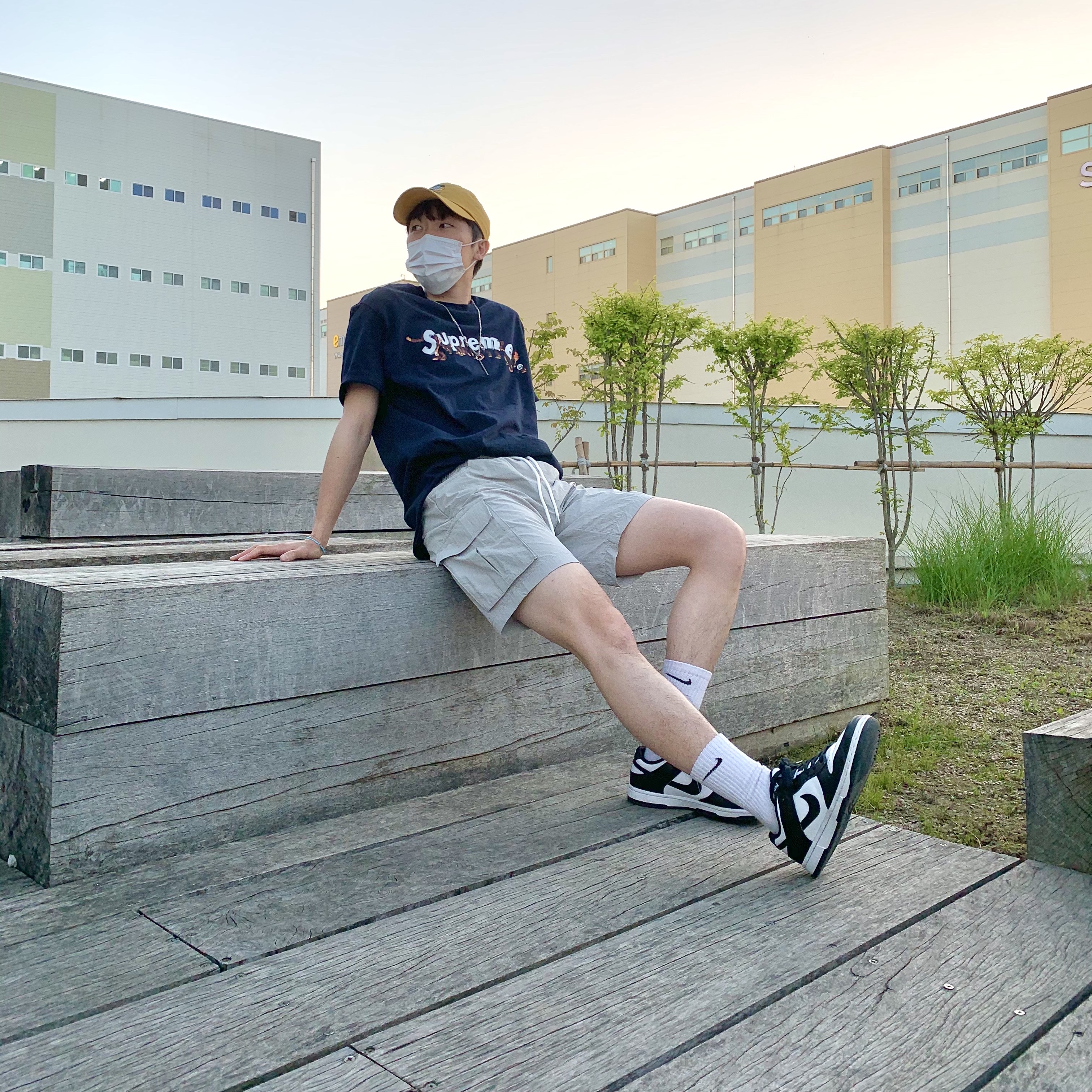 Supreme Apes T-Shirt Navy - 21SS, Nike Dunk Low Retro Black 착용 스타일 - 1