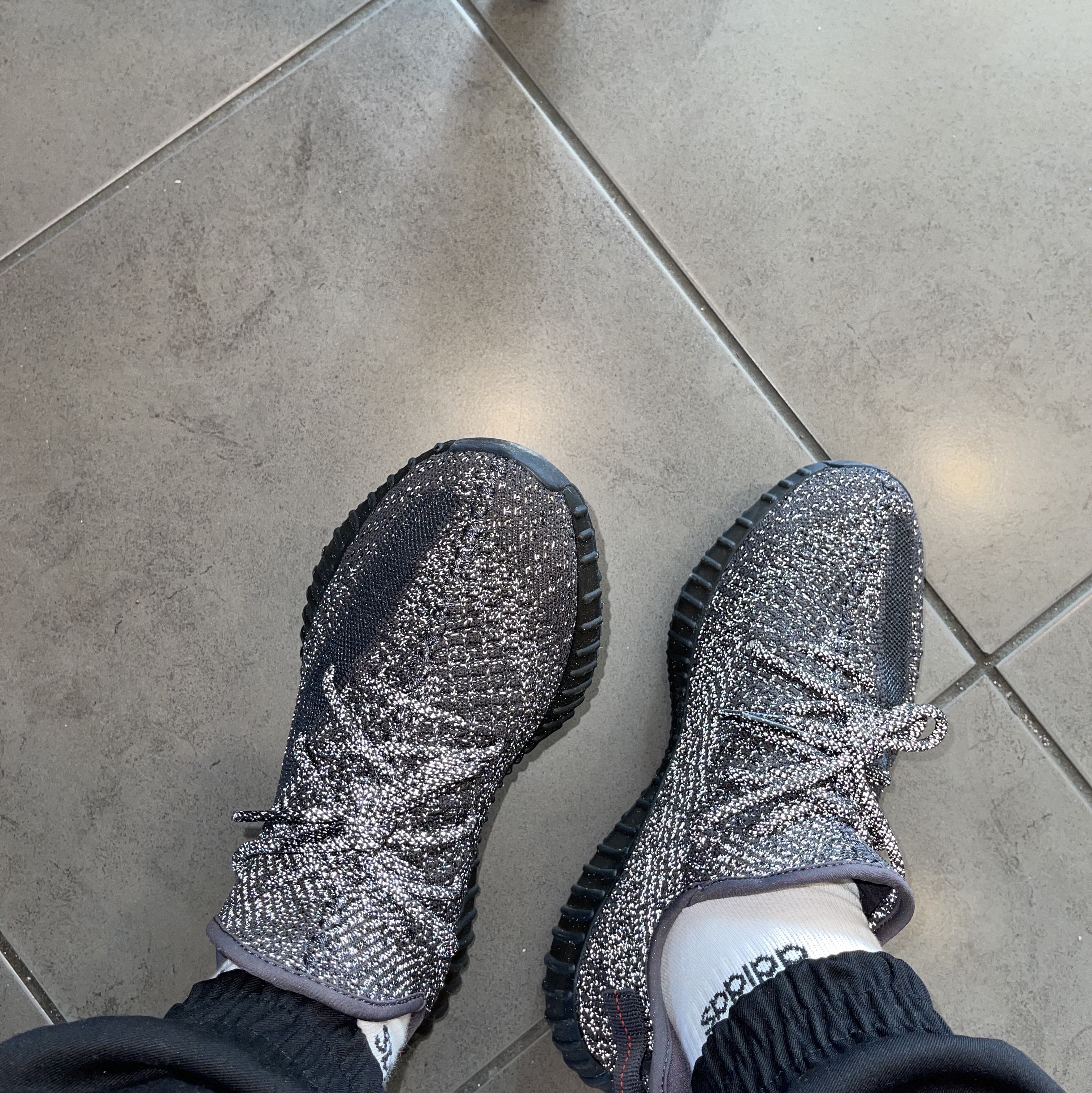 Adidas Yeezy Boost 350 V2 Black - Reflective 착용 스타일