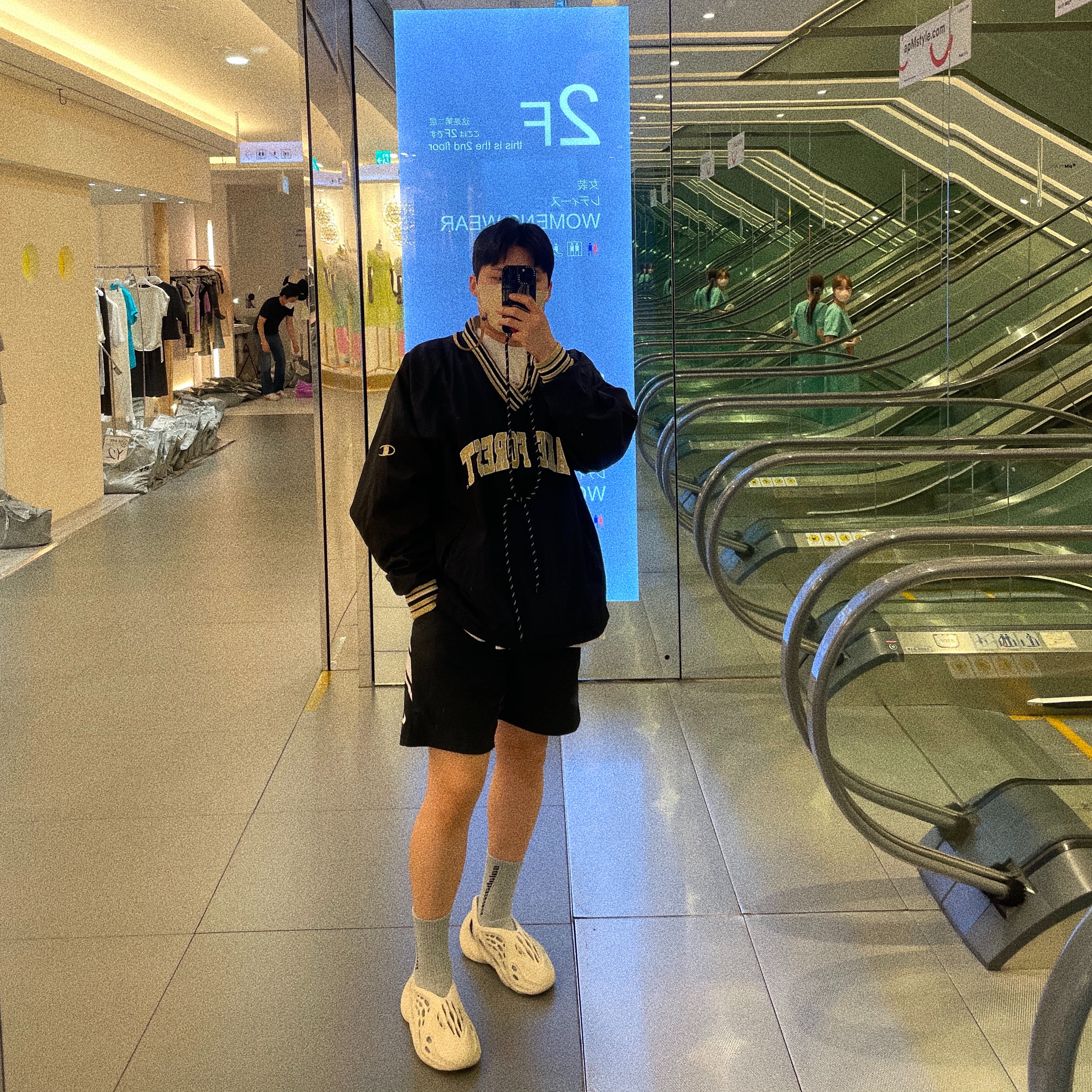 Adidas Yeezy Foam RNNR Sand, Nike x Stussy WT T-Shirt White - US/EU 착용 스타일
