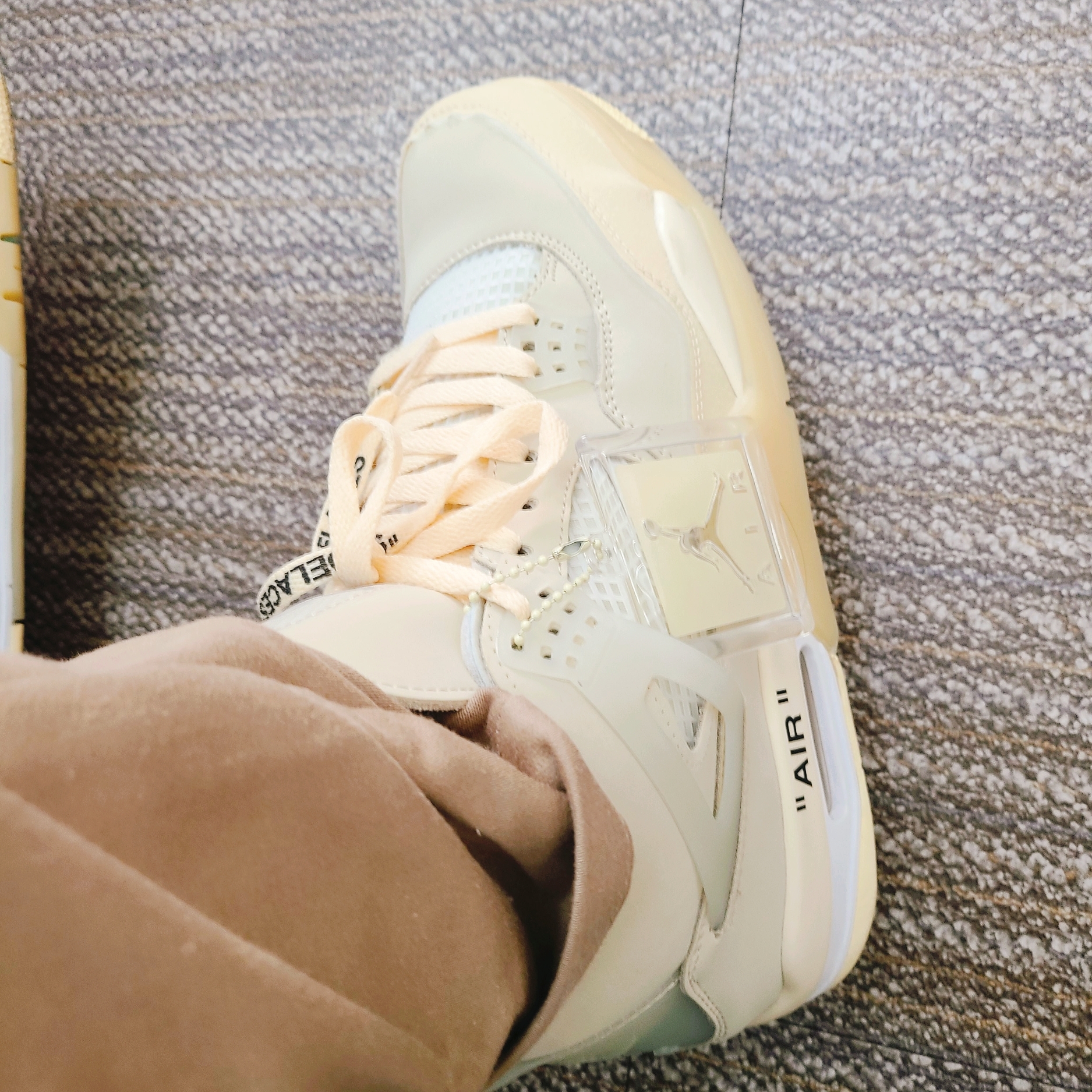 (W) Jordan 4 x Off-White Retro SP Sail 착용 스타일