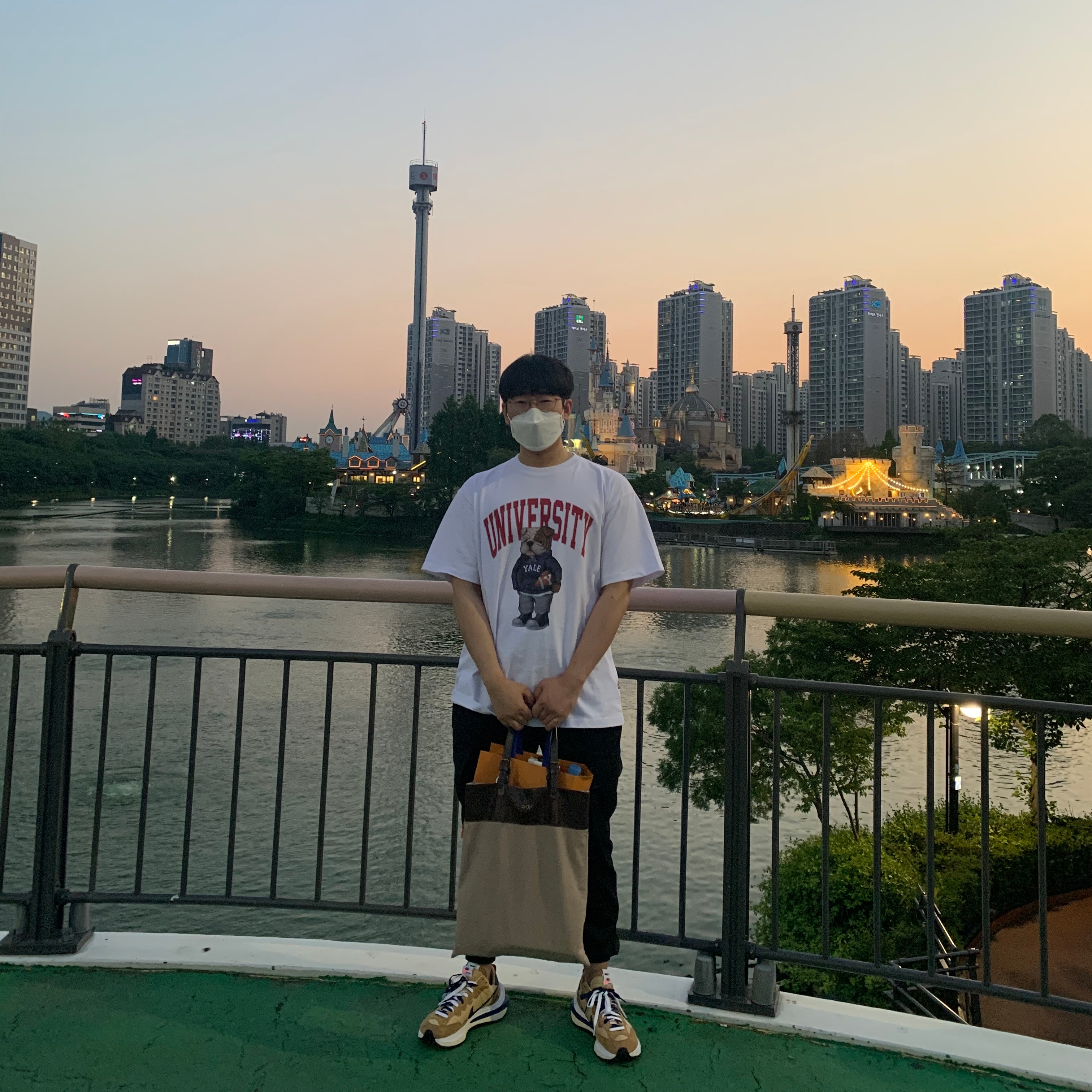 Nike x Sacai VaporWaffle Sesame and Blue Void 착용 스타일