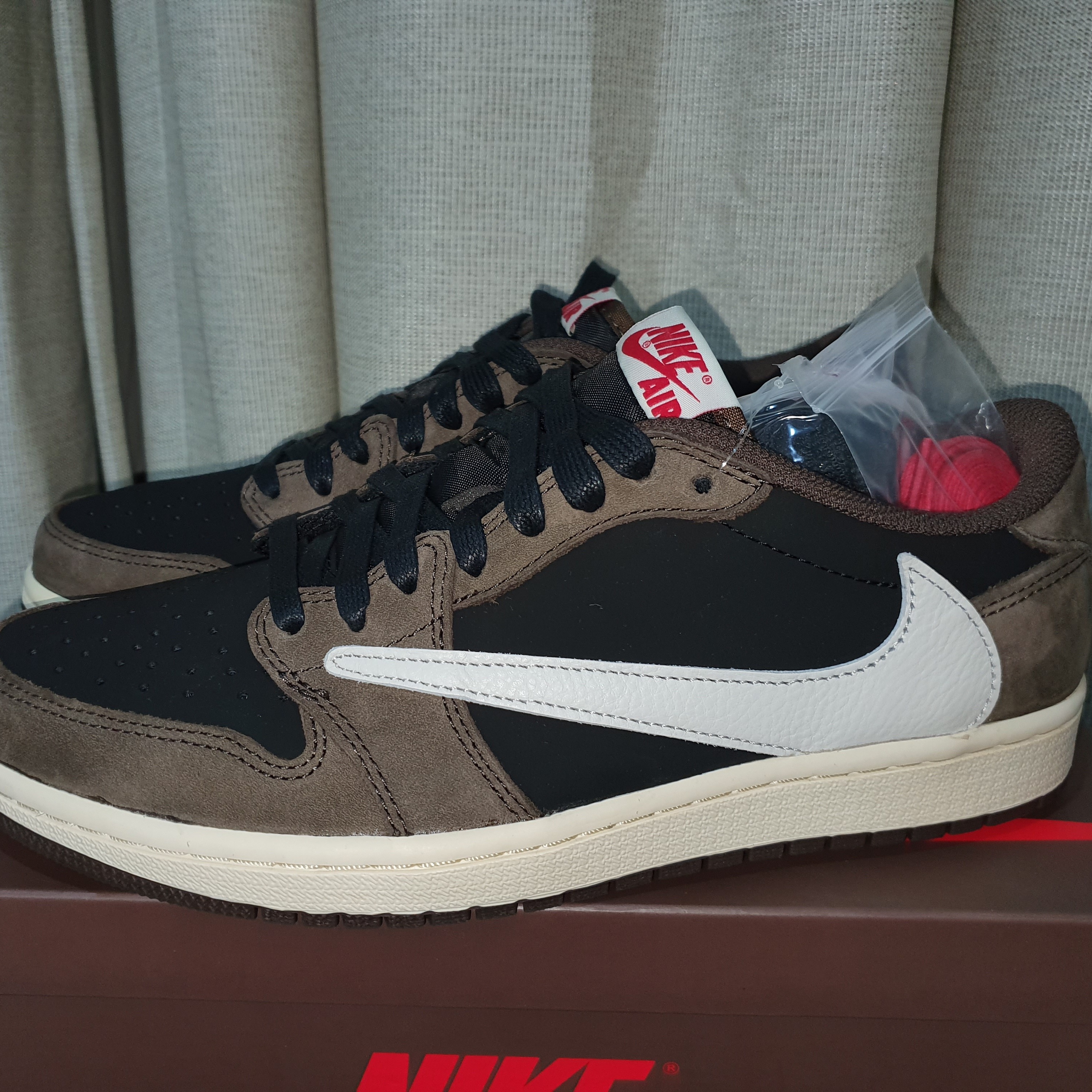Jordan 1 x Travis Scott Retro Low OG SP Mocha 착용 스타일 - 2