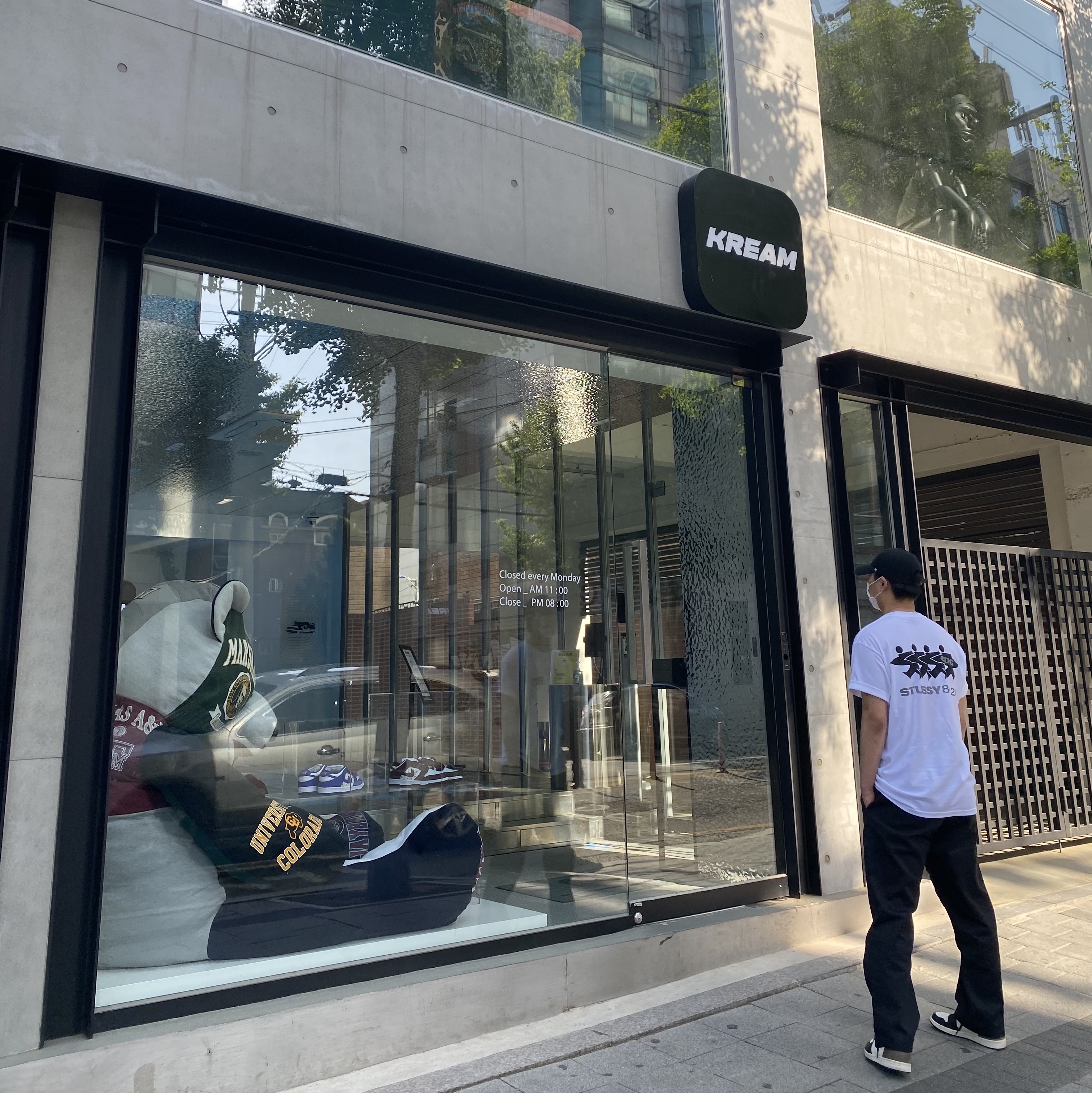 Stussy x CDG Surfman T-Shirt White, Jordan 1 Retro High OG Black Mocha 착용 스타일 - 1