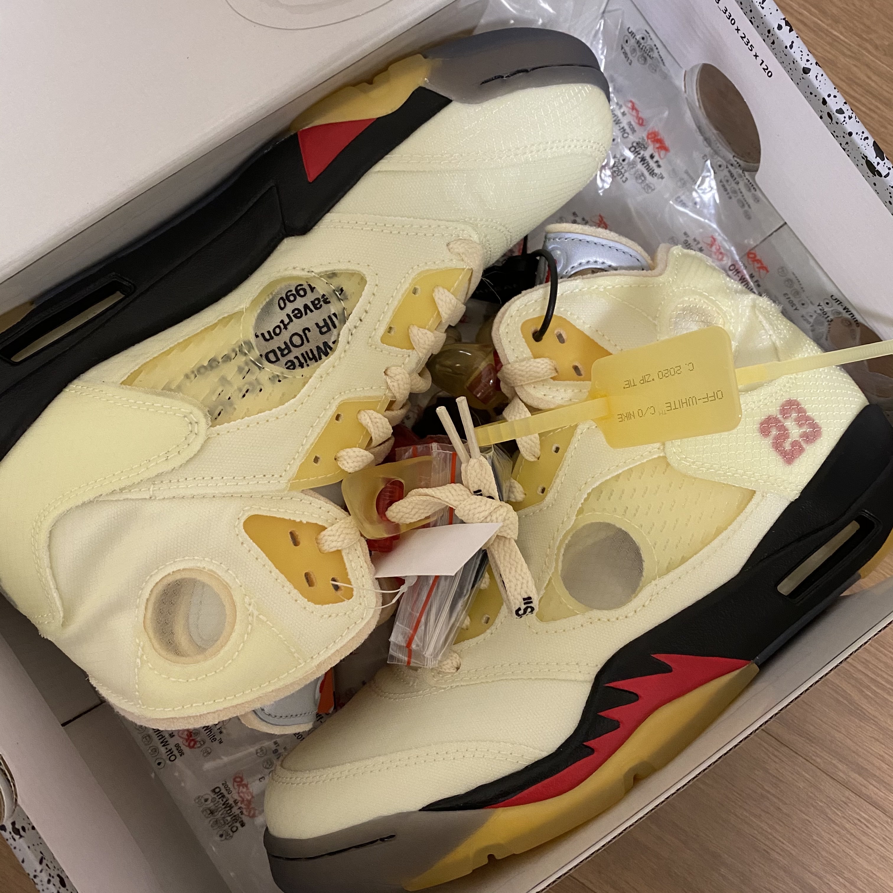 Jordan 5 x Off-White Retro SP Sail Fire Red 착용 스타일 - 3