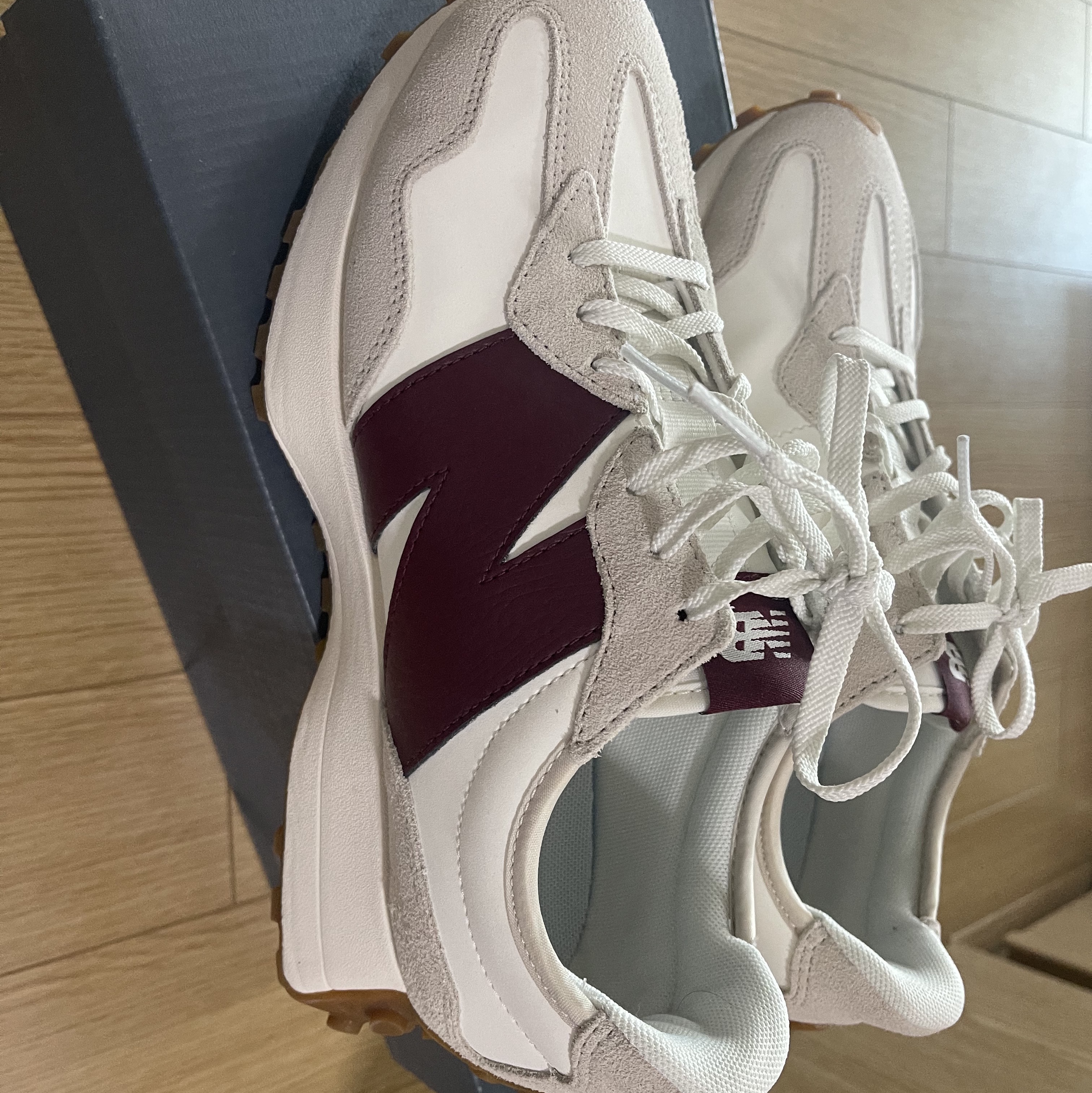 (W) New Balance x Staud 327 Moonbeam 착용 스타일 - 2