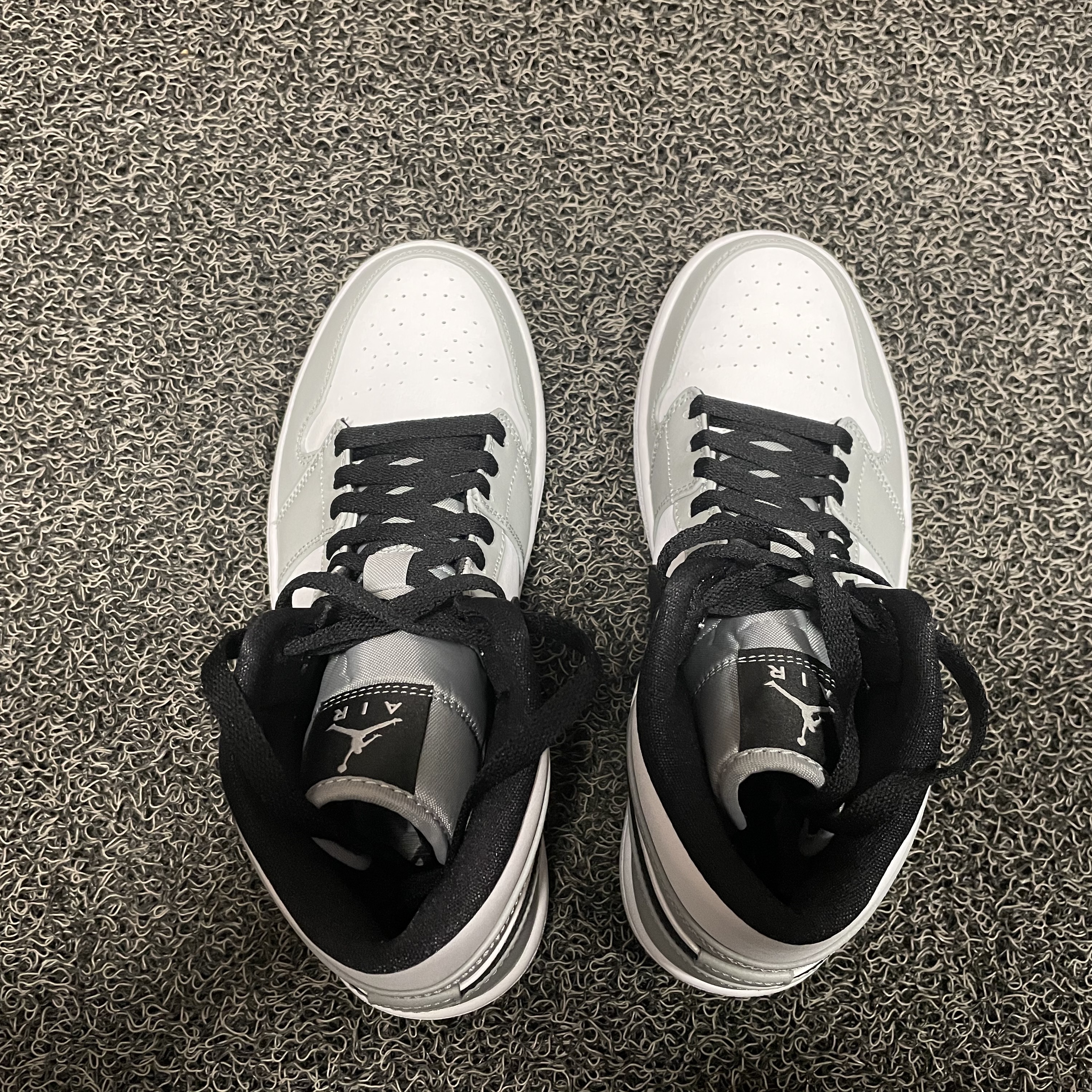 Jordan 1 Mid Light Smoke Grey 착용 스타일 - 2
