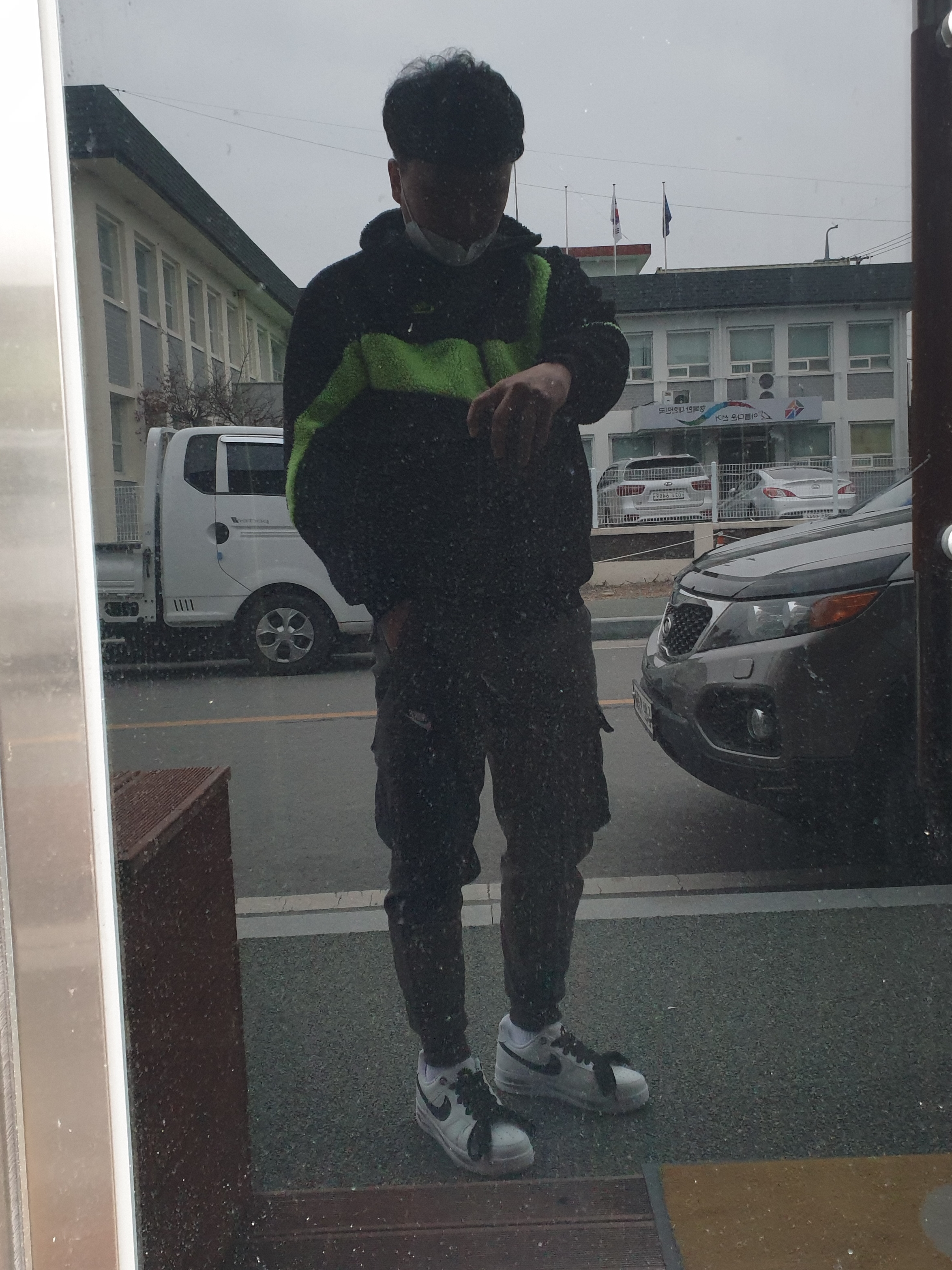 Nike Big Swoosh Full Zip Jacket Black Volt, Nike x Peaceminusone Air Force 1 Low Para-Noise 2.0 착용 스타일