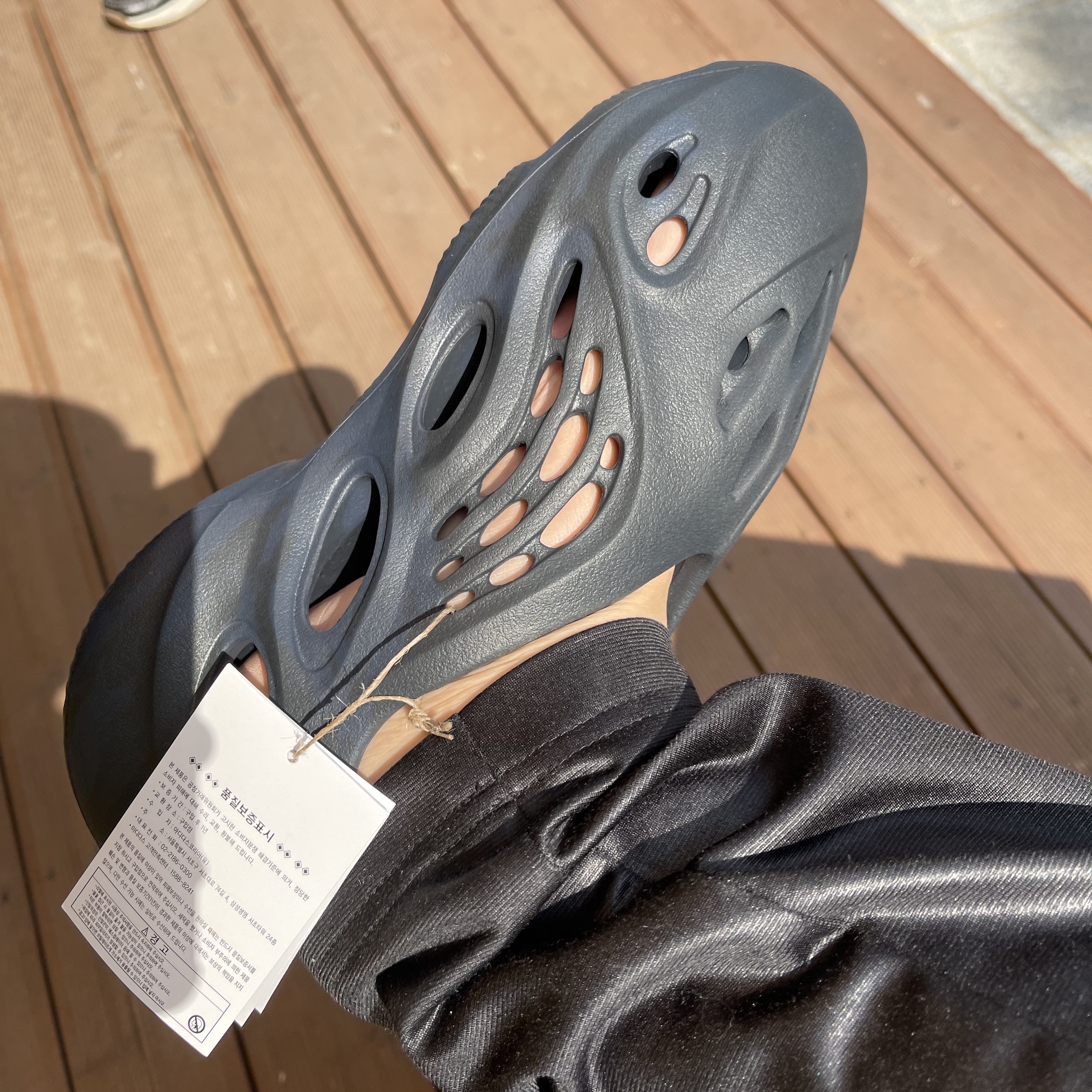 Adidas Yeezy Foam RNNR Mineral Blue 착용 스타일 - 2