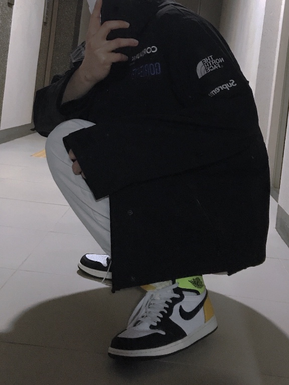 Jordan 1 Retro High OG Volt Gold, Supreme x The North Face Expedition Jacket Black - 18FW 착용 스타일 - 3
