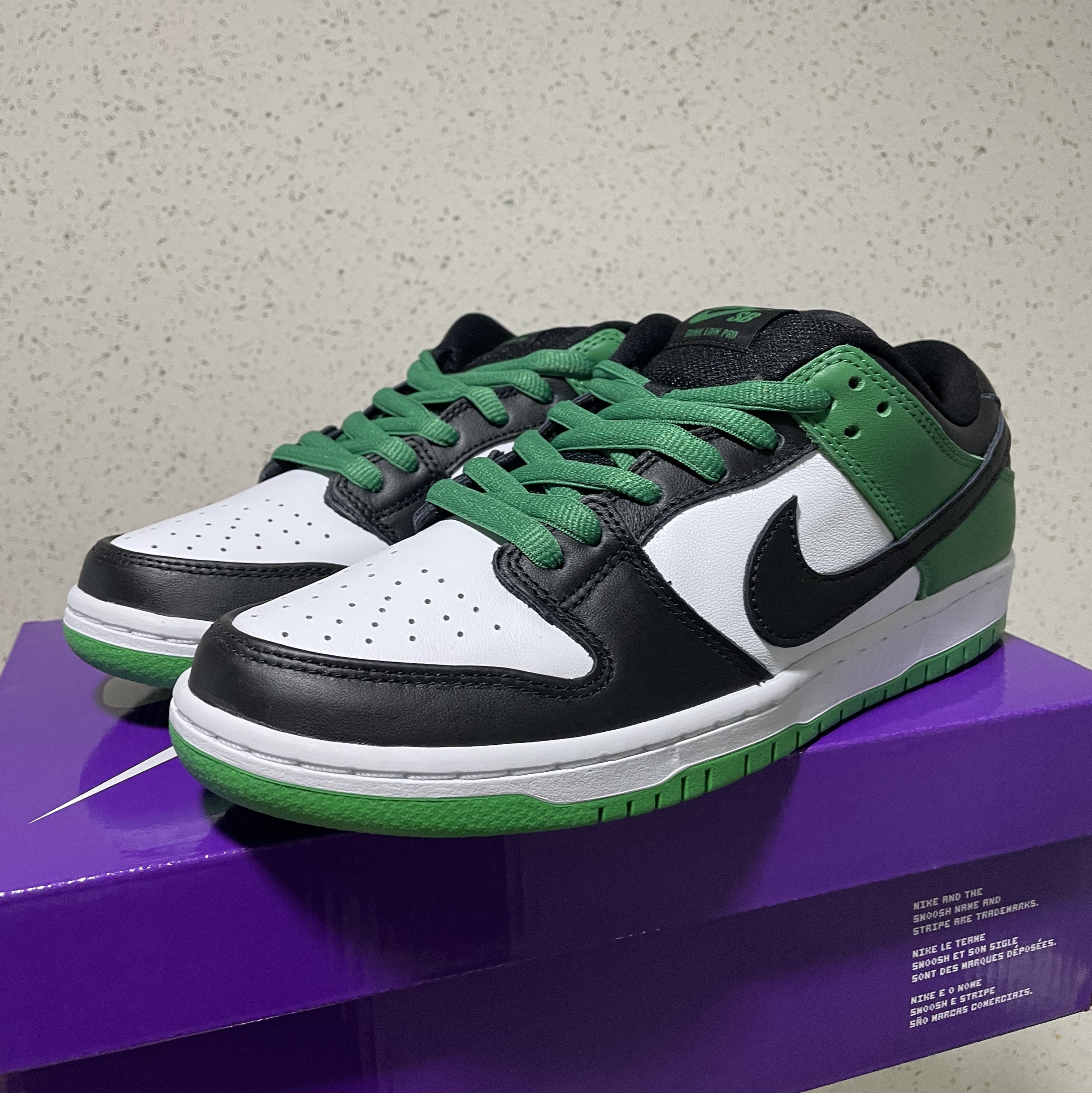 Nike SB Dunk Low Pro Black and Classic Green 착용 스타일