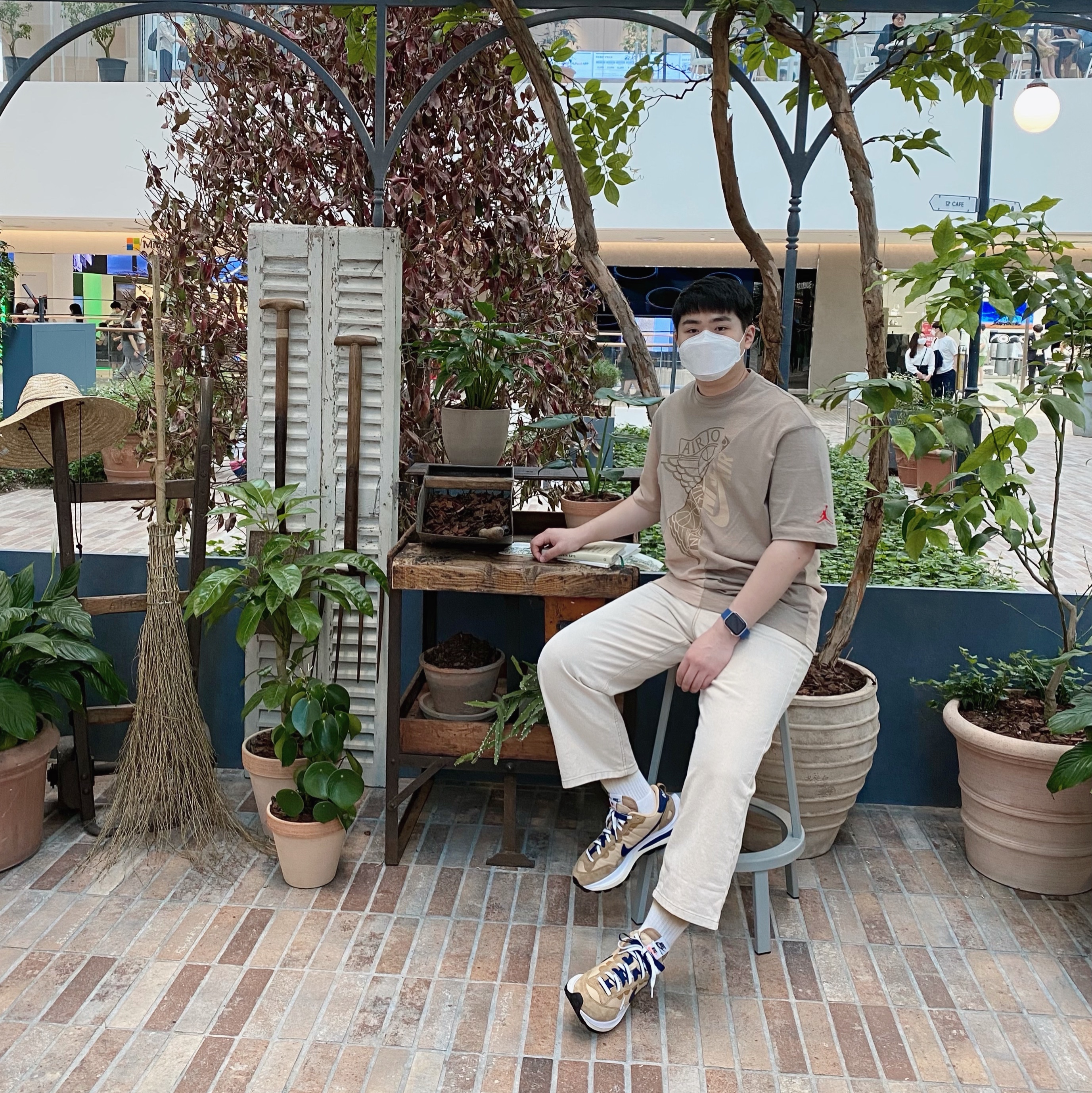Nike x Sacai VaporWaffle Sesame and Blue Void, Jordan x Travis Scott S/S Top - Asia 착용 스타일