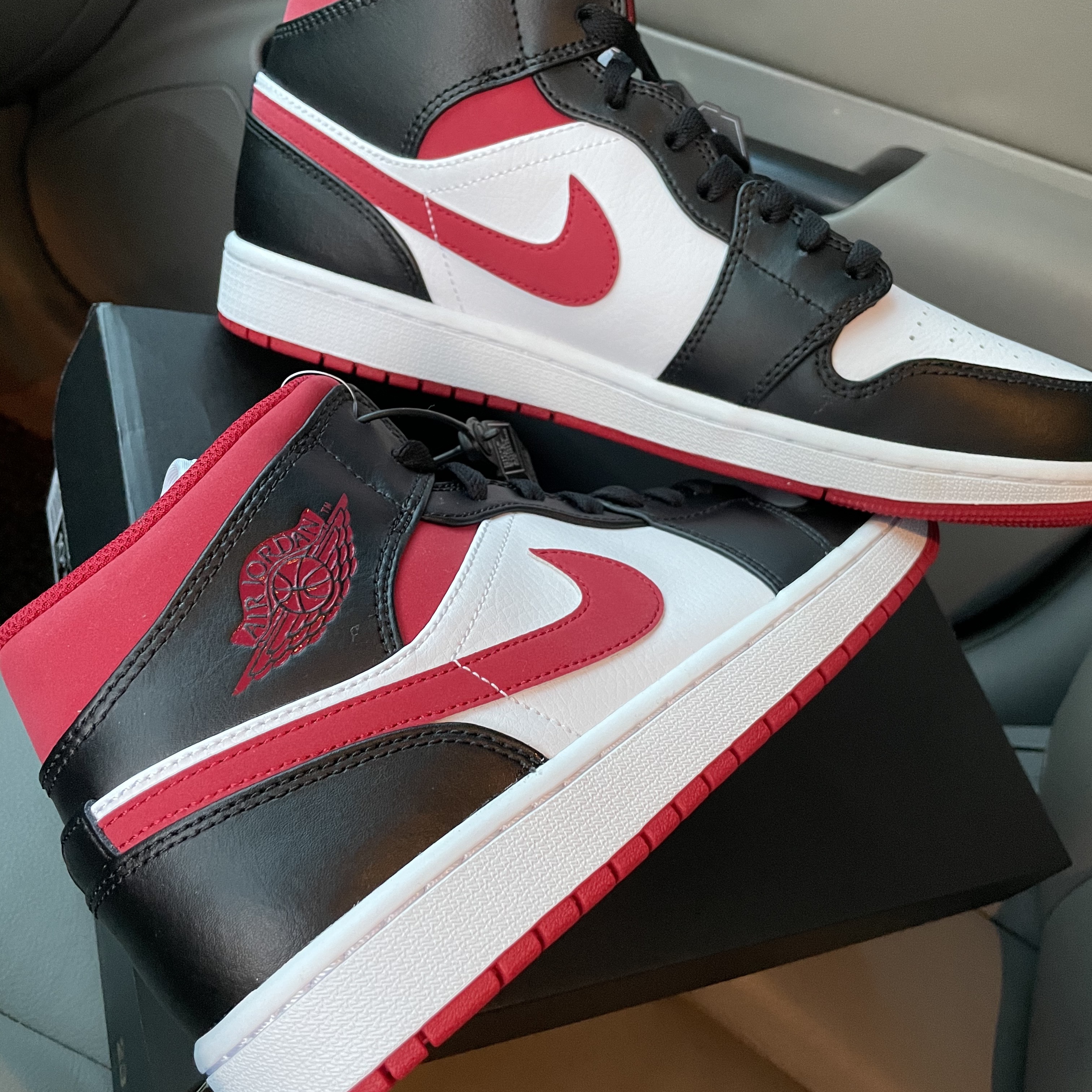 Jordan 1 Mid Gym Red Black White 착용 스타일