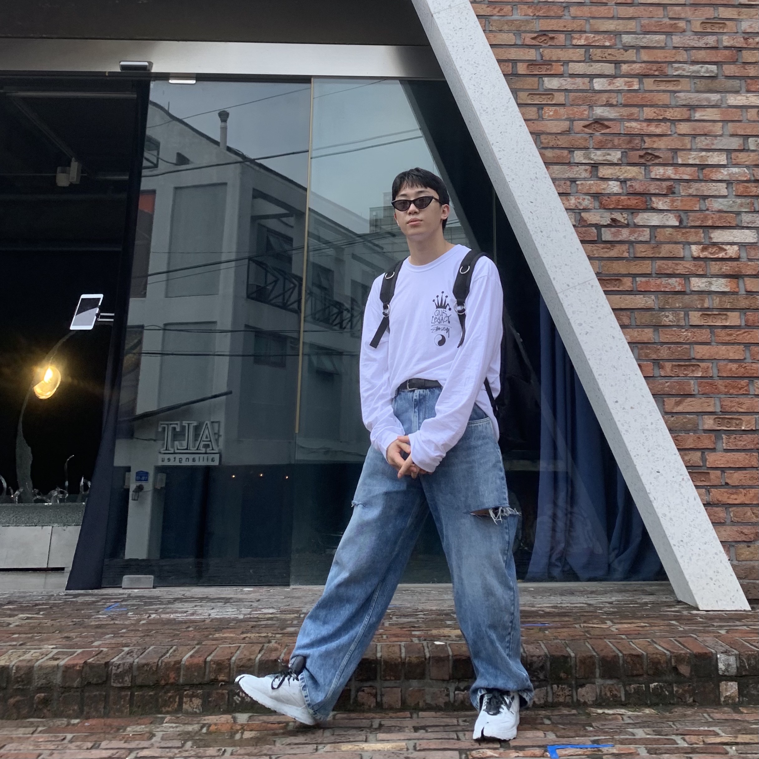 Reebok x Maison Margiela Classic Leather Tabi Shoes Bianchetto, Stussy x Our Legacy Crown LS T-Shirt White 착용 스타일