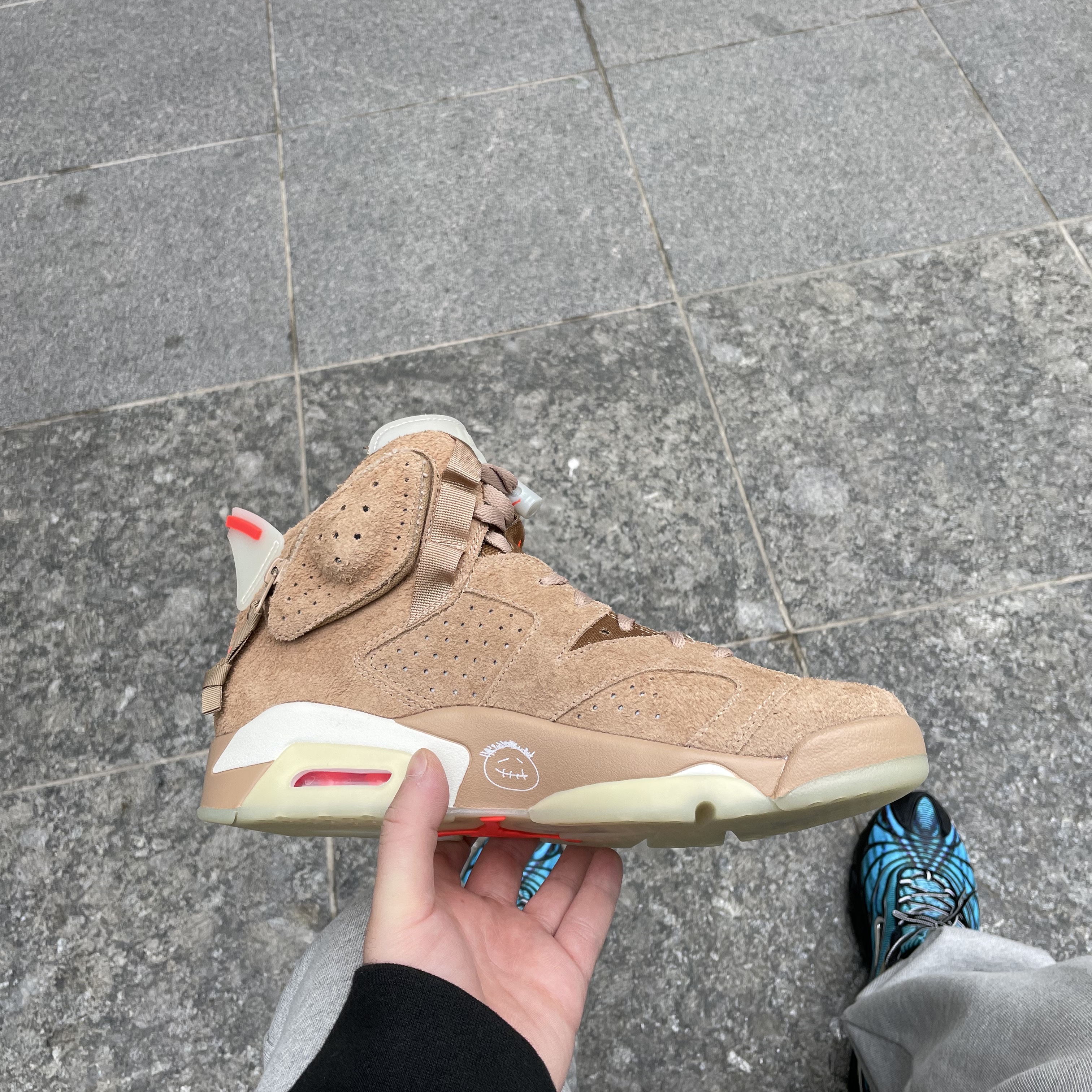 Jordan 6 x Travis Scott Retro SP British Khaki 착용 스타일 - 2