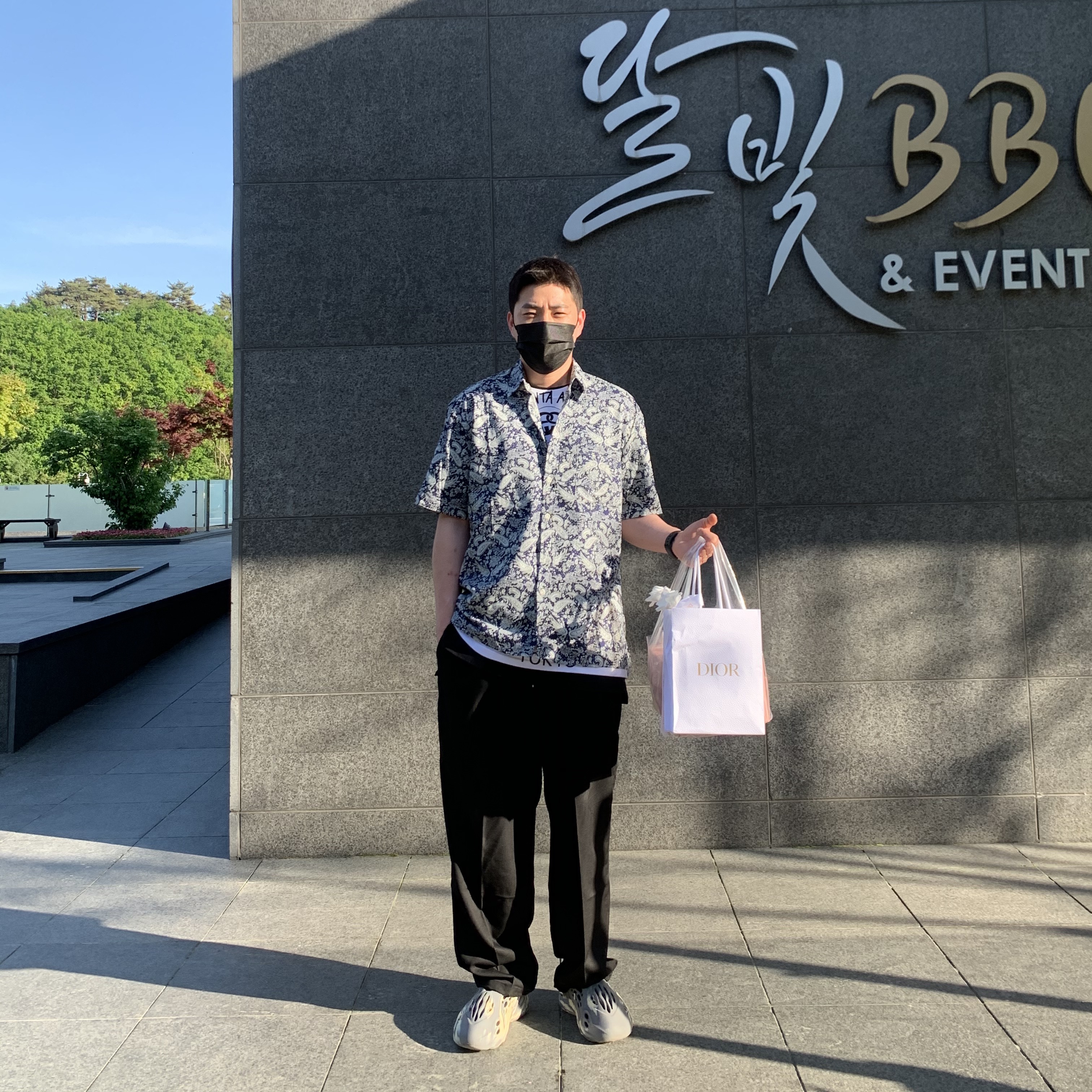 Stussy x Takahiromiyashita The Soloist 40 WT T-Shirt, Adidas Yeezy Foam RNNR MXT Moon Gray 착용 스타일