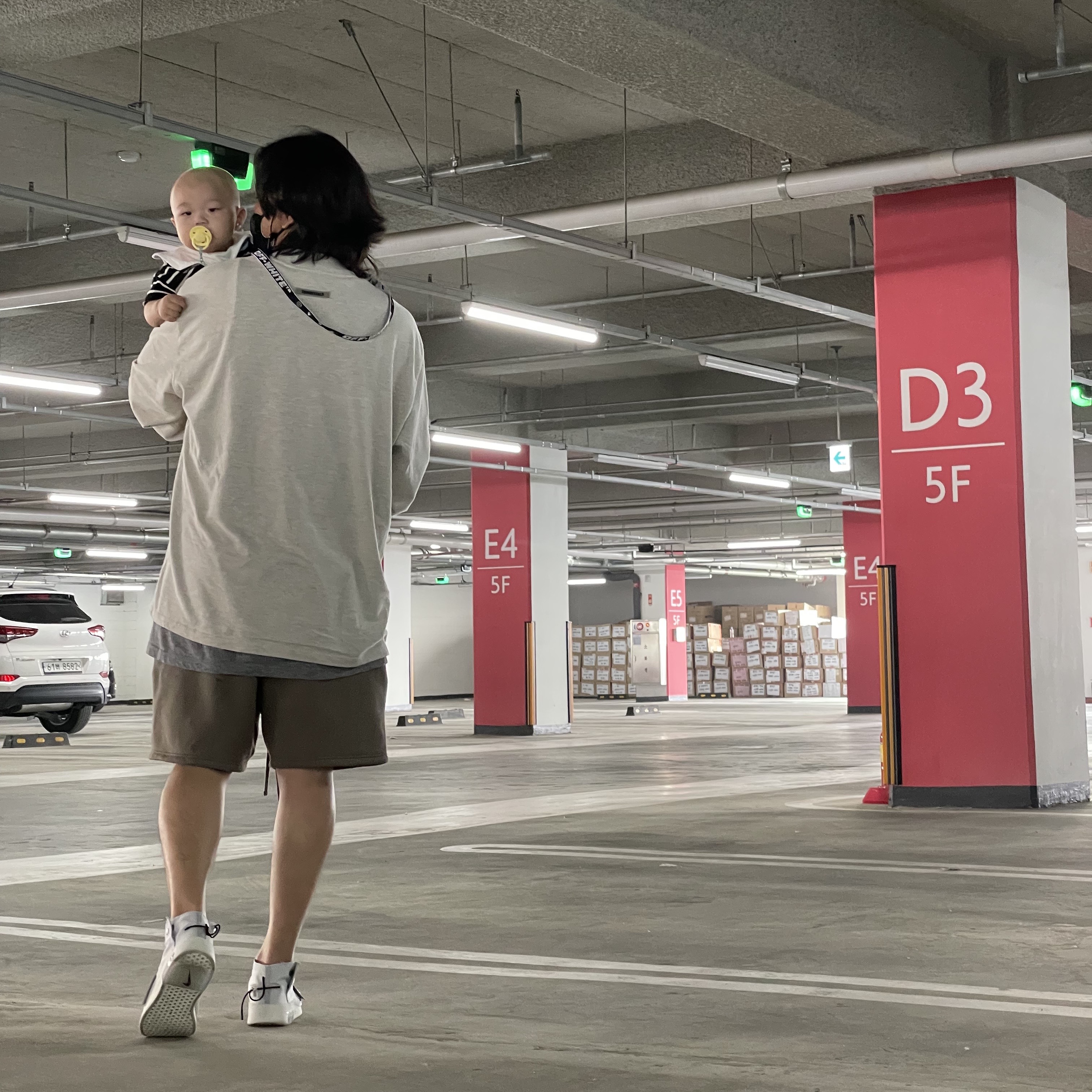 Essentials Fleece Shorts Taupe - 20FW, Essentials 3D Silicon Applique Boxy Long Sleeve T-Shirt White - 20SS 착용 스타일