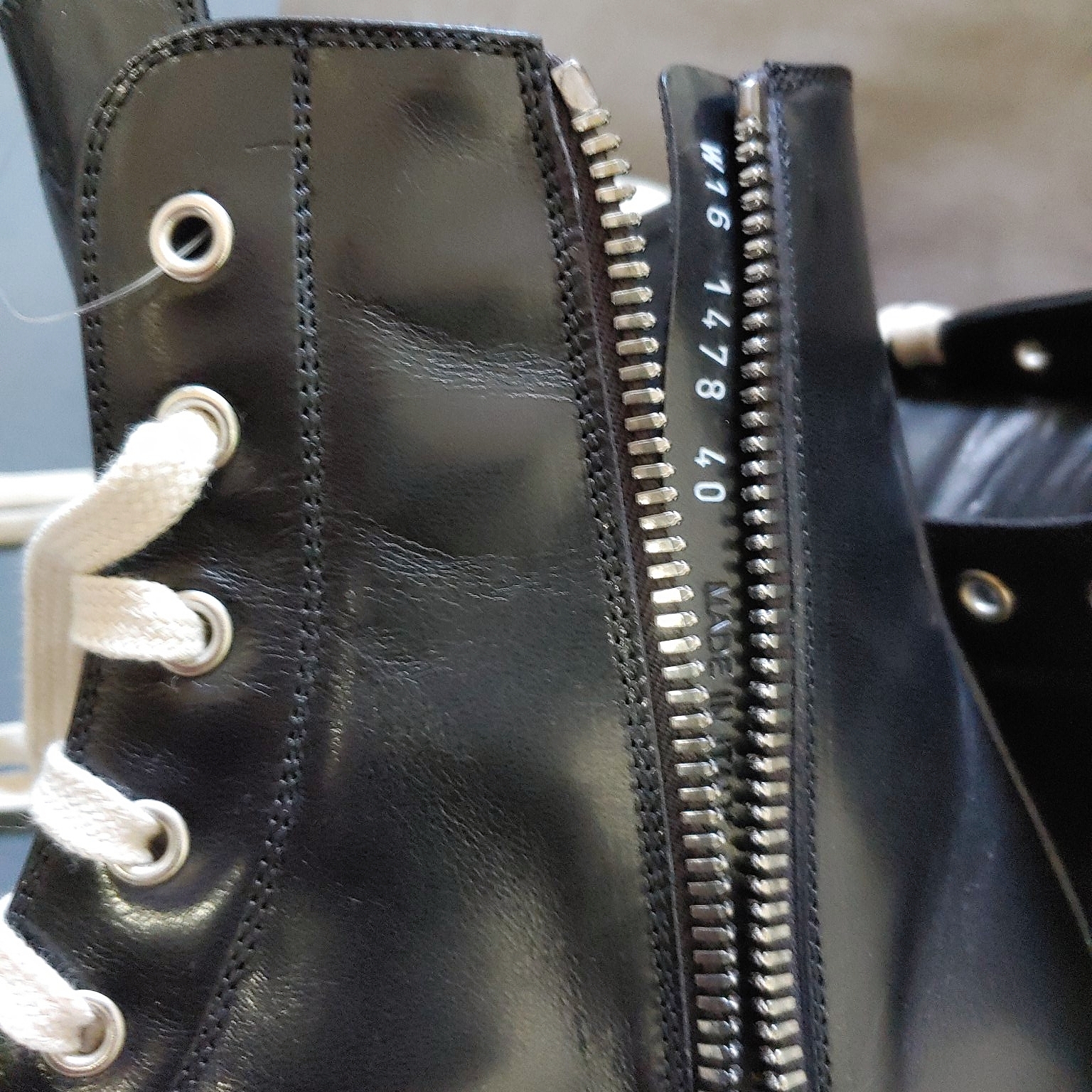 Dr. Martens x Rick Owens 1460 Bex Suede Lace Up Boots 착용 스타일 - 3
