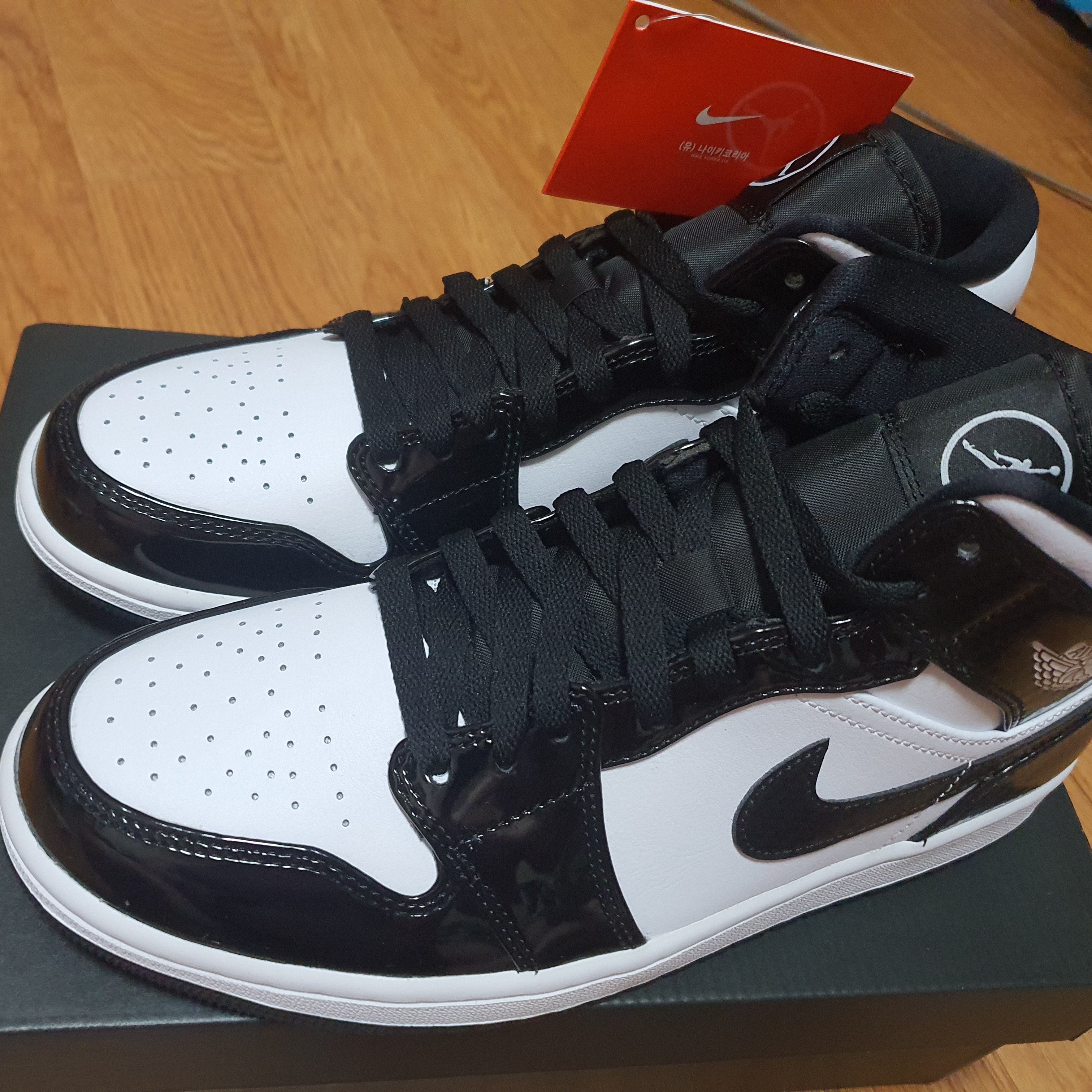 Jordan 1 Retro High OG University Blue, Jordan 1 Mid SE ASW Black 착용 스타일 - 2