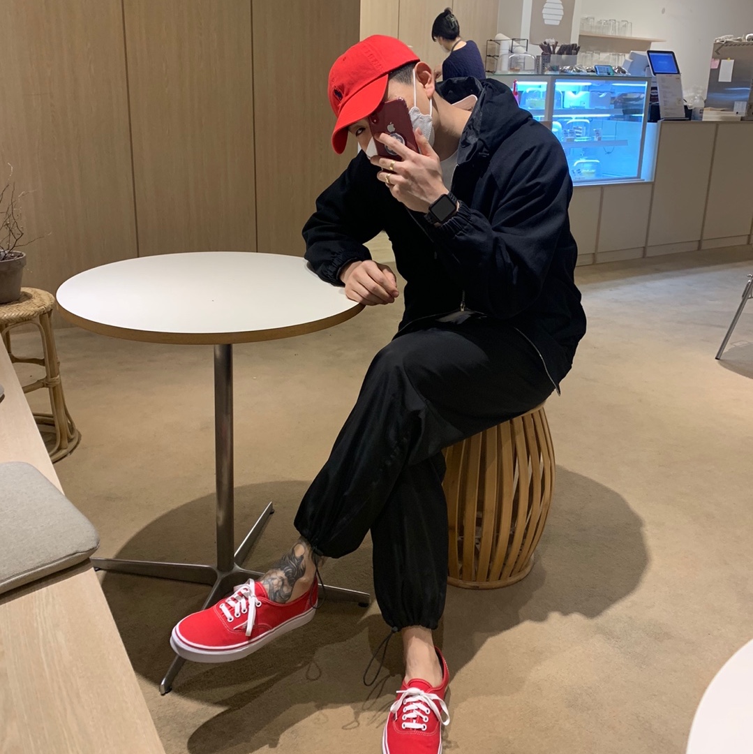 Vans Vault OG Authentic LX Red 착용 스타일