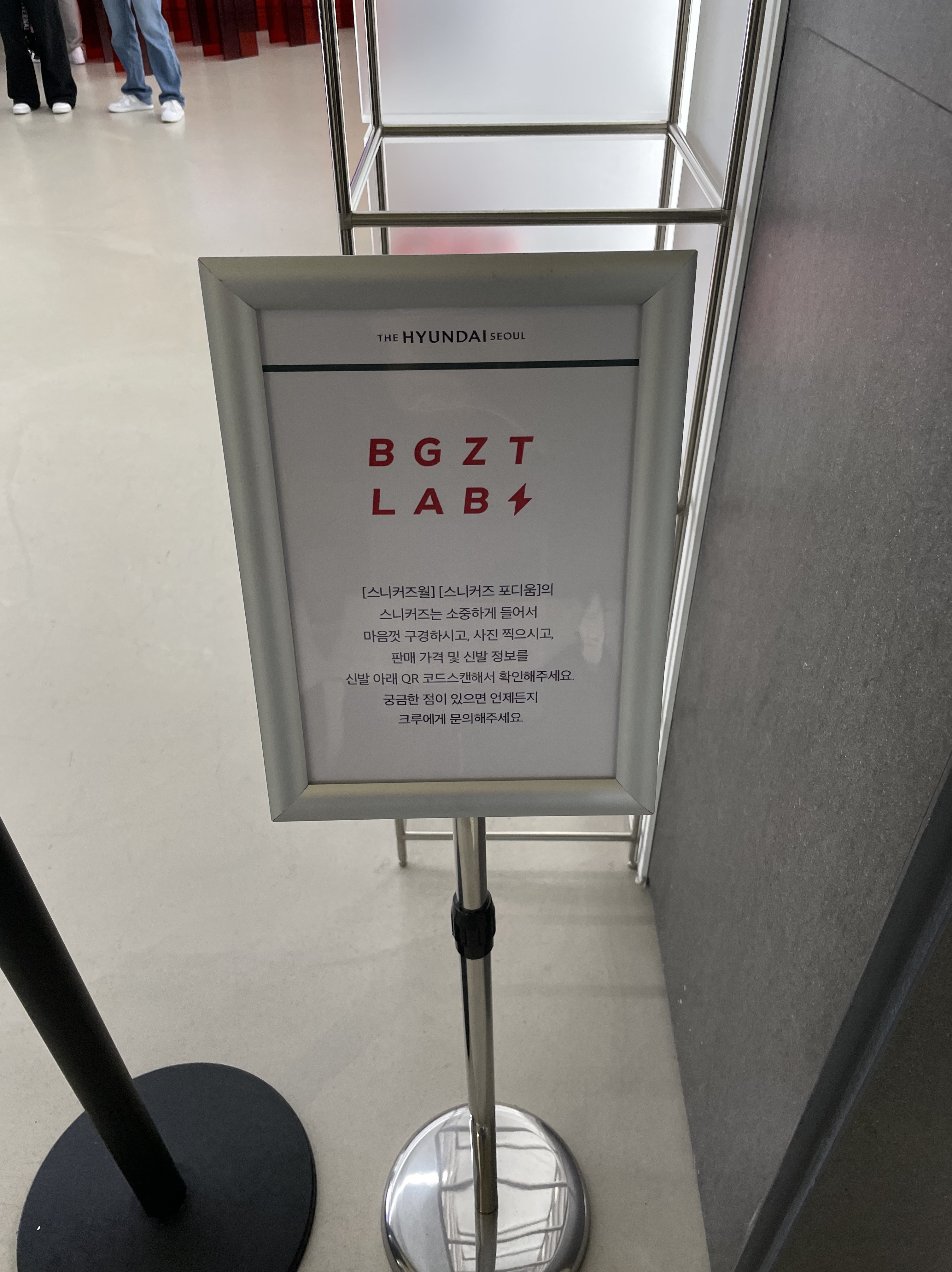 Adidas Yeezy Boost 350 V2 Cream/Triple White, Nike x Kim Jones Track Pants Navy - US/EU 착용 스타일 - 4