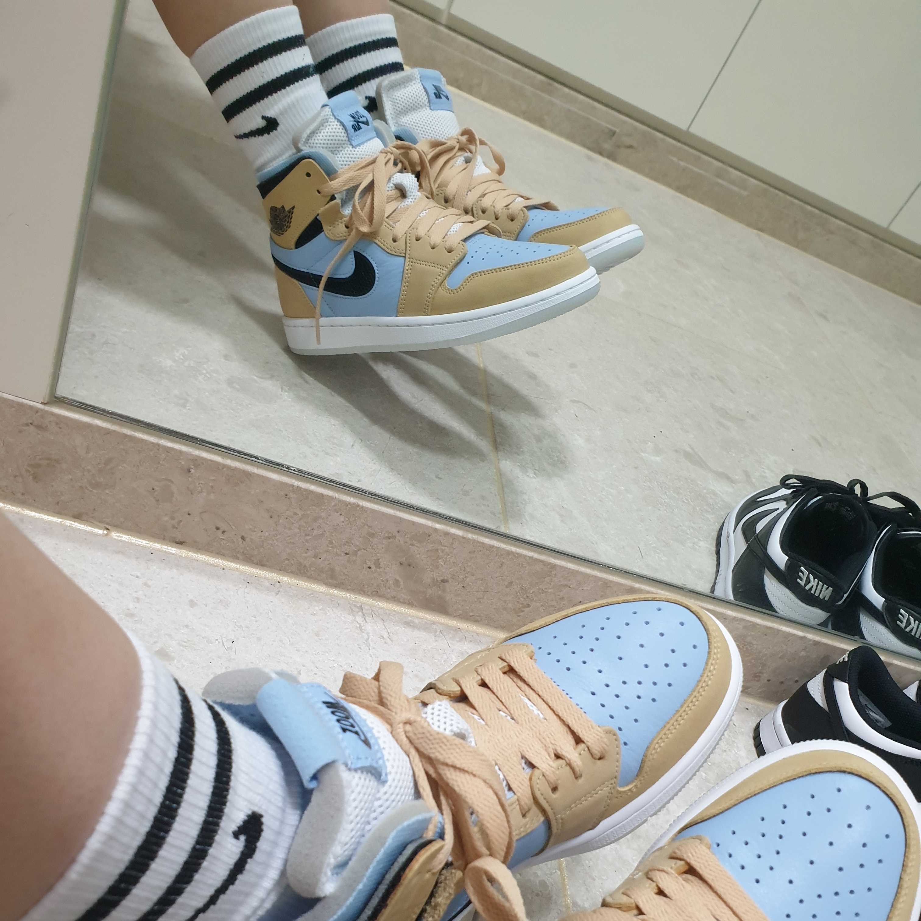 (W) Jordan 1 Zoom Air CMFT Psychic Blue Sesame 착용 스타일 - 3
