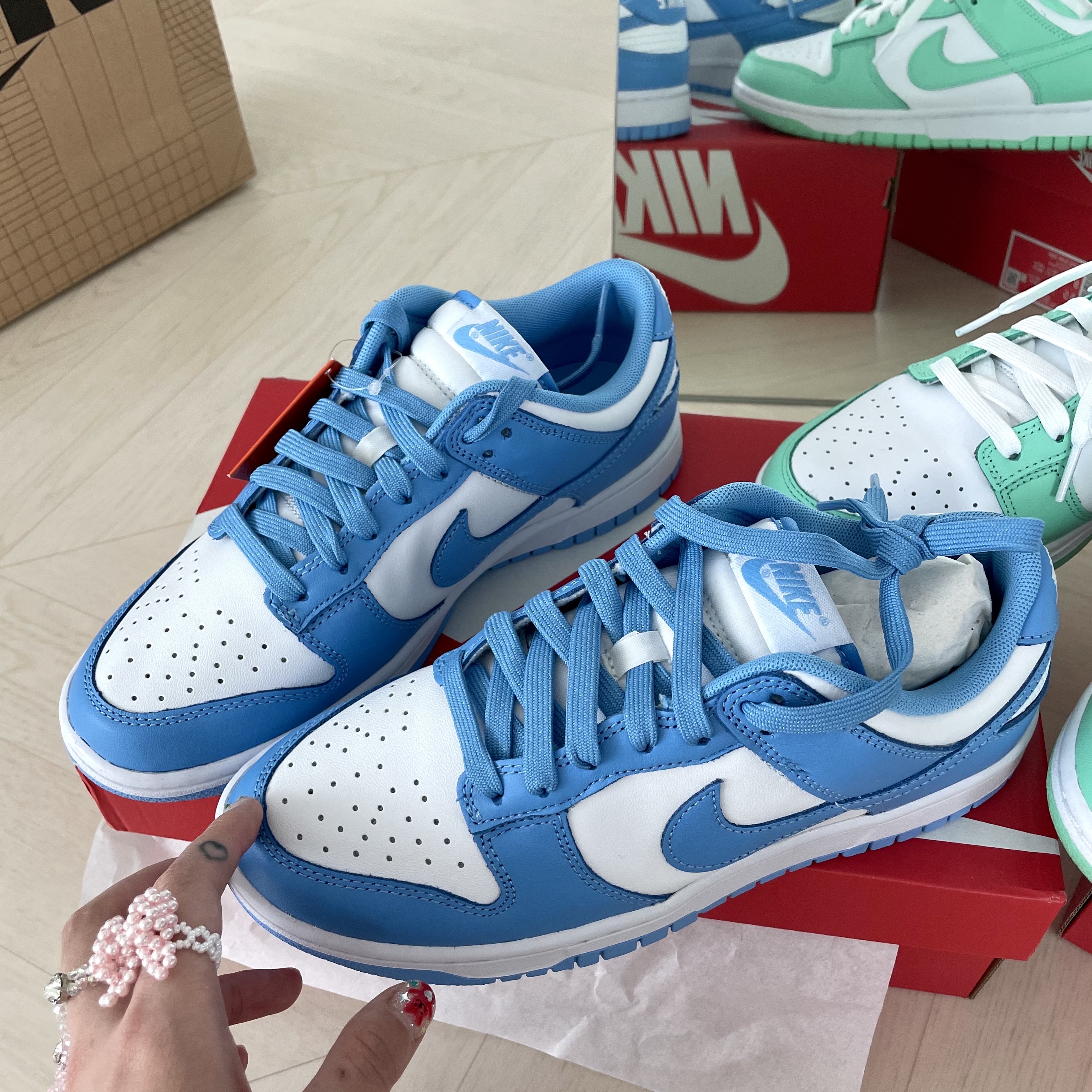 Nike Dunk Low Retro University Blue, (W) Nike Dunk Low Green Glow 착용 스타일 - 1
