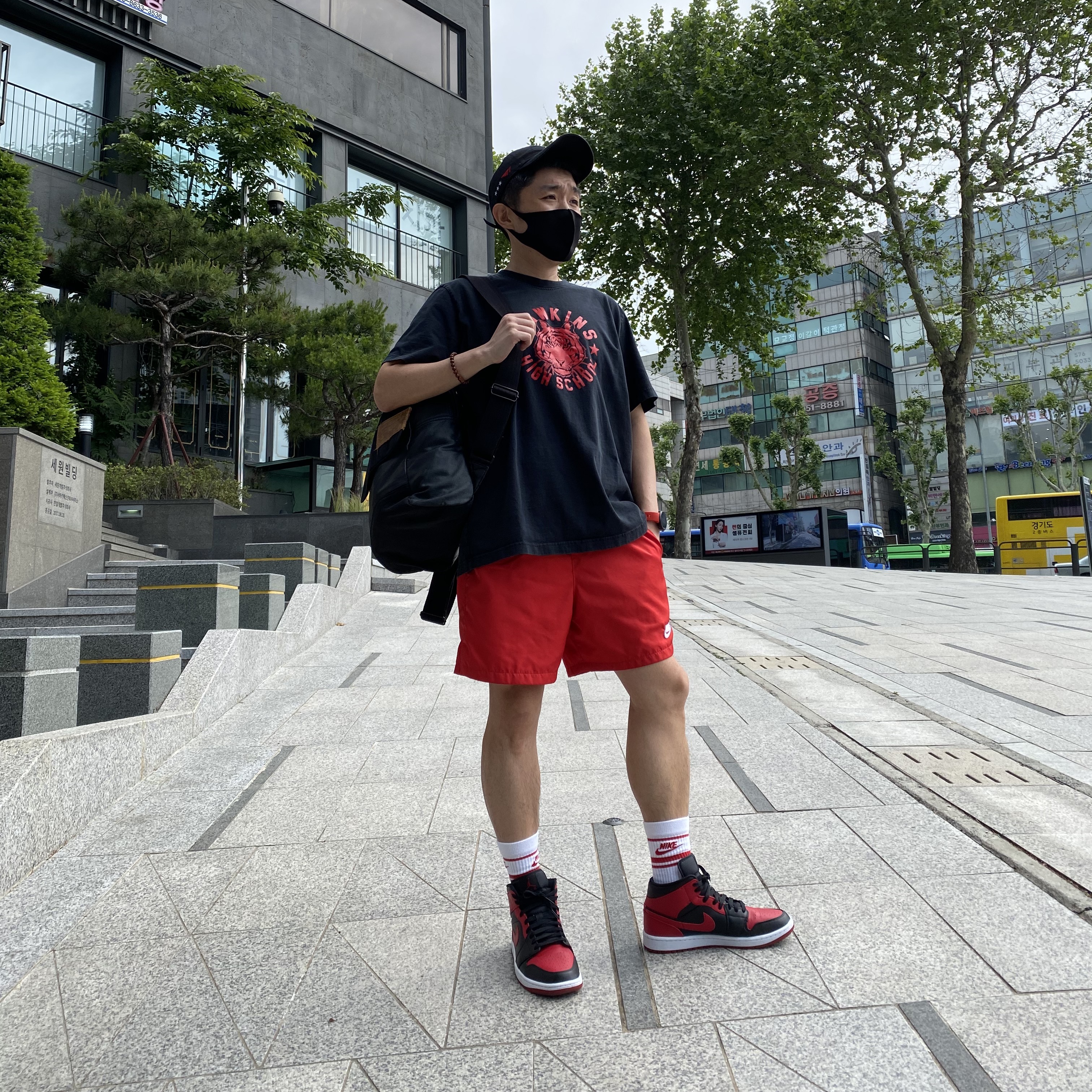 Jordan 1 Mid Bred Banned 2020, Nike x Stranger Things NRG T-Shirt Black Red 착용 스타일
