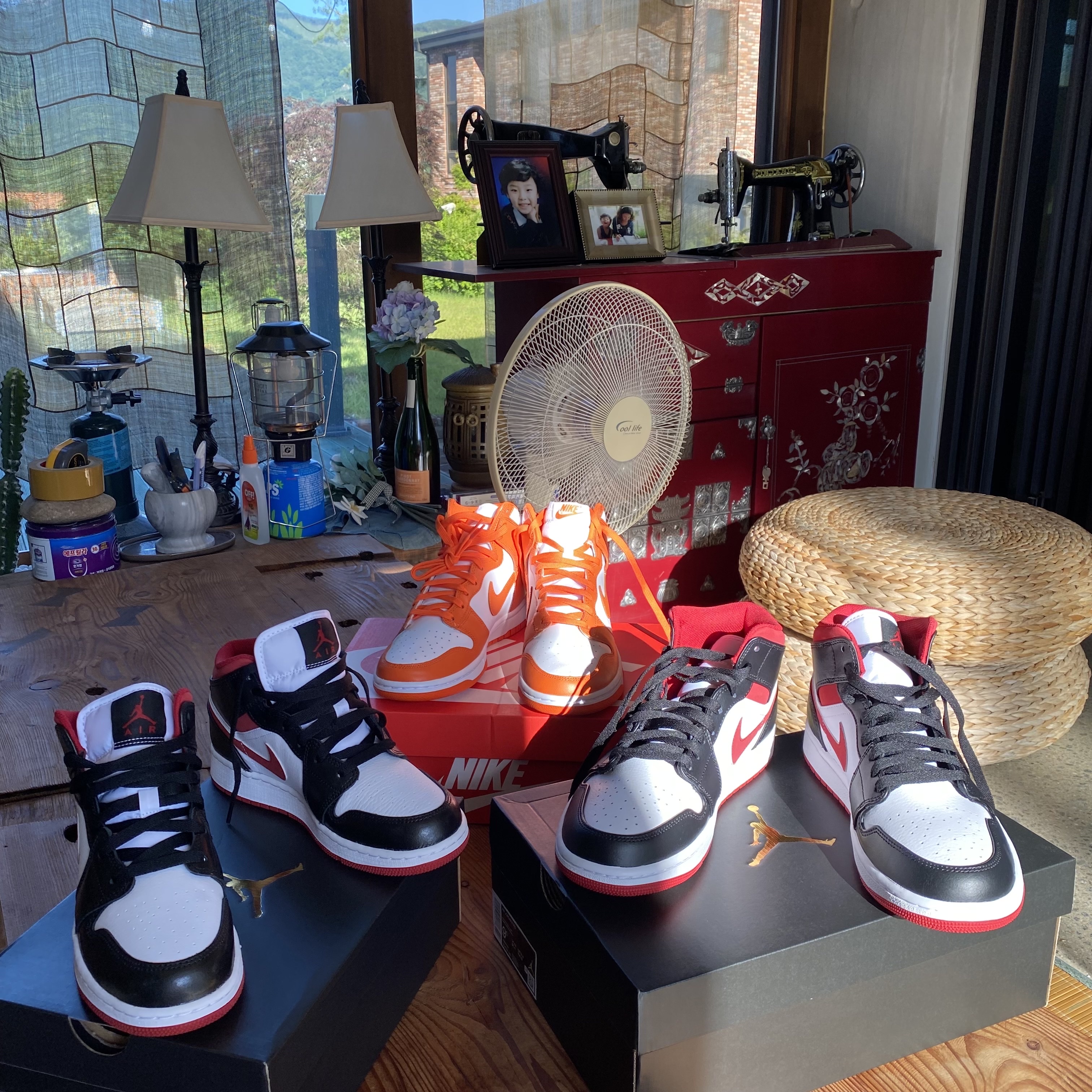 Nike Dunk High Retro Orange Blaze, Jordan 1 Mid Gym Red Black White 착용 스타일