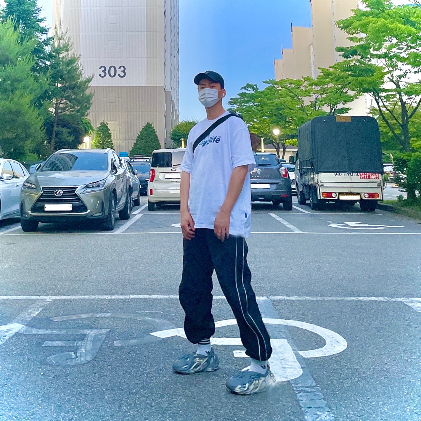 Adidas Yeezy Foam RNNR MXT Moon Gray, Supreme x Stone Island Painted Camo Nylon 6-Panel Black - 20FW 착용 스타일 - 1