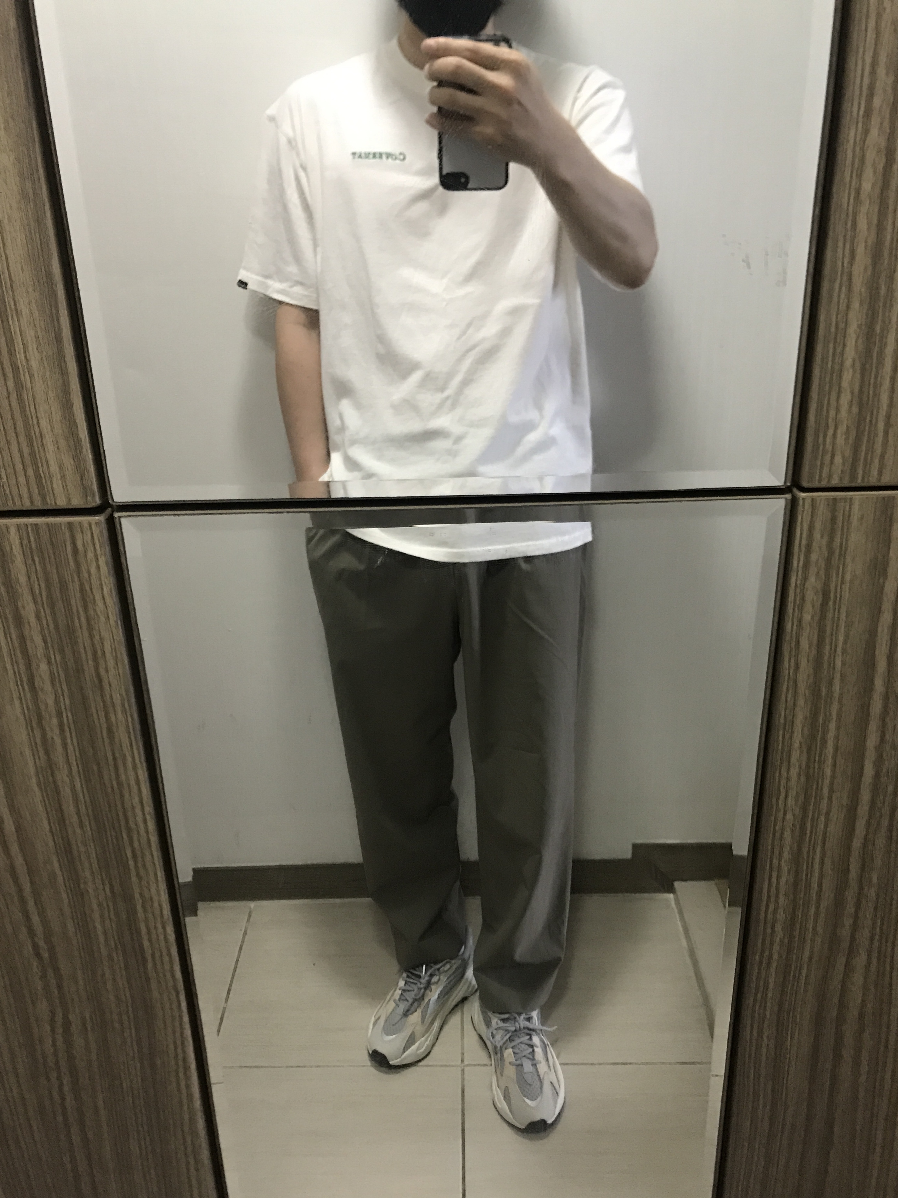 Adidas Yeezy Boost 700 V2 Cream 착용 스타일