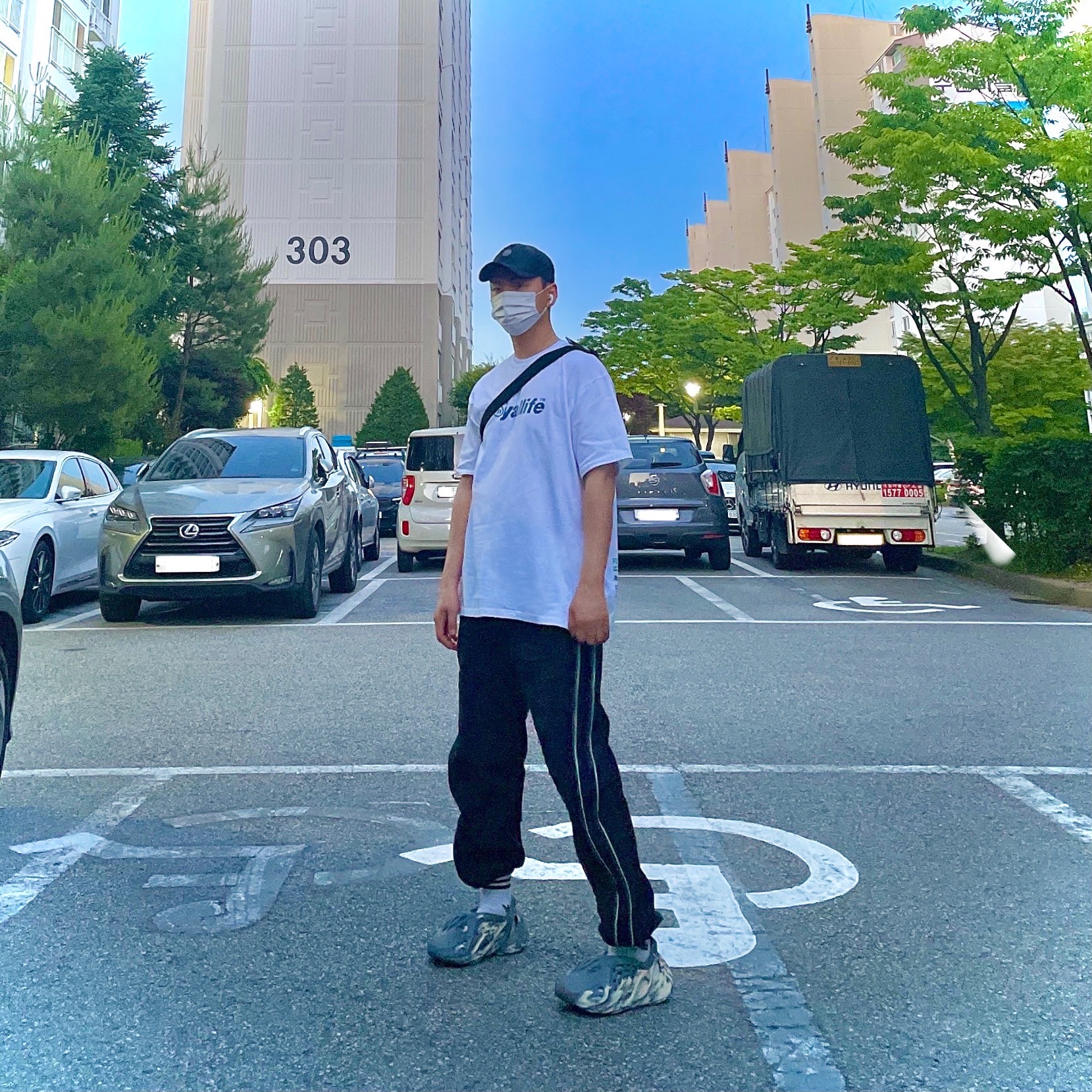 Adidas Yeezy Foam RNNR MXT Moon Gray, Supreme x Stone Island Painted Camo Nylon 6-Panel Black - 20FW 착용 스타일 - 2