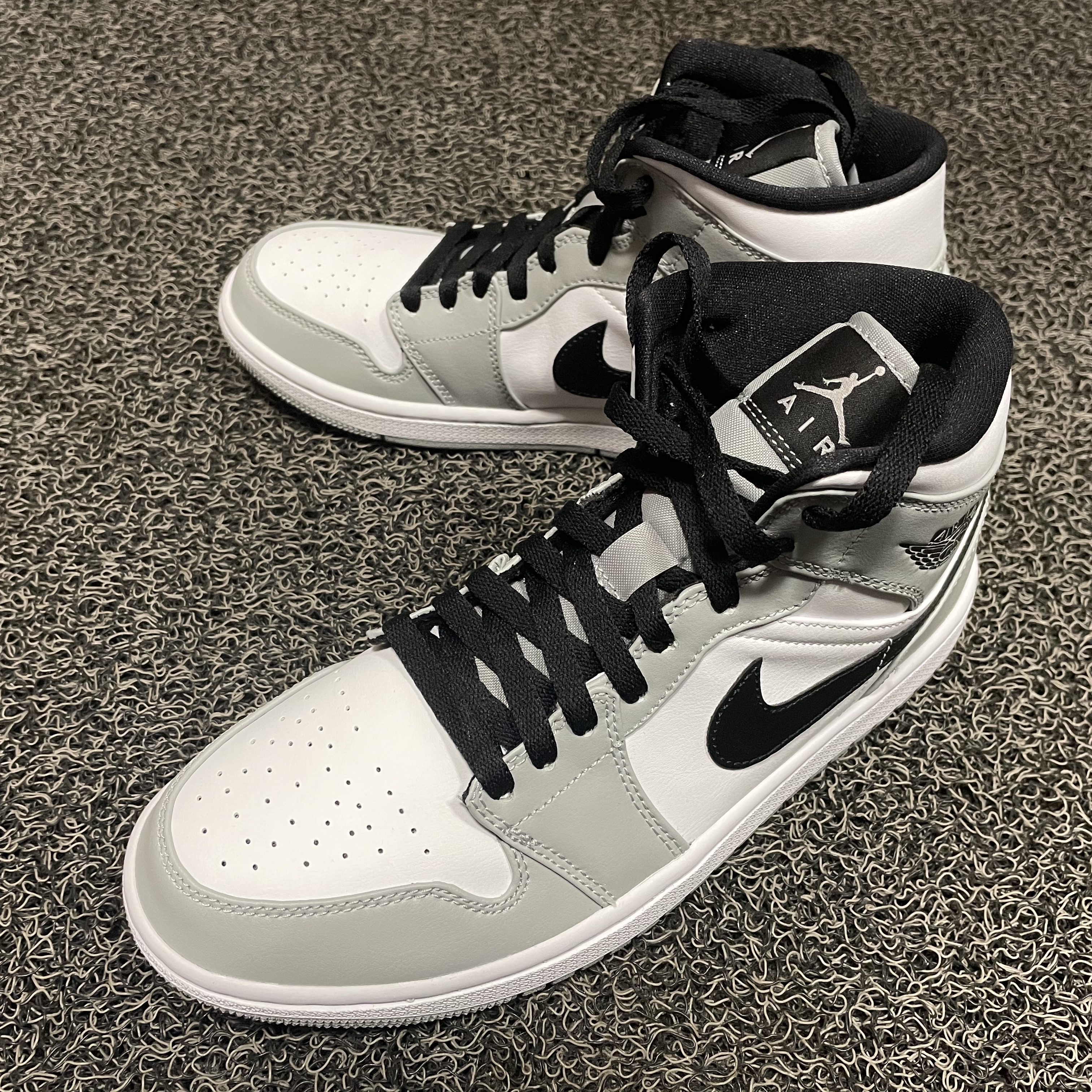 Jordan 1 Mid Light Smoke Grey 착용 스타일 - 1
