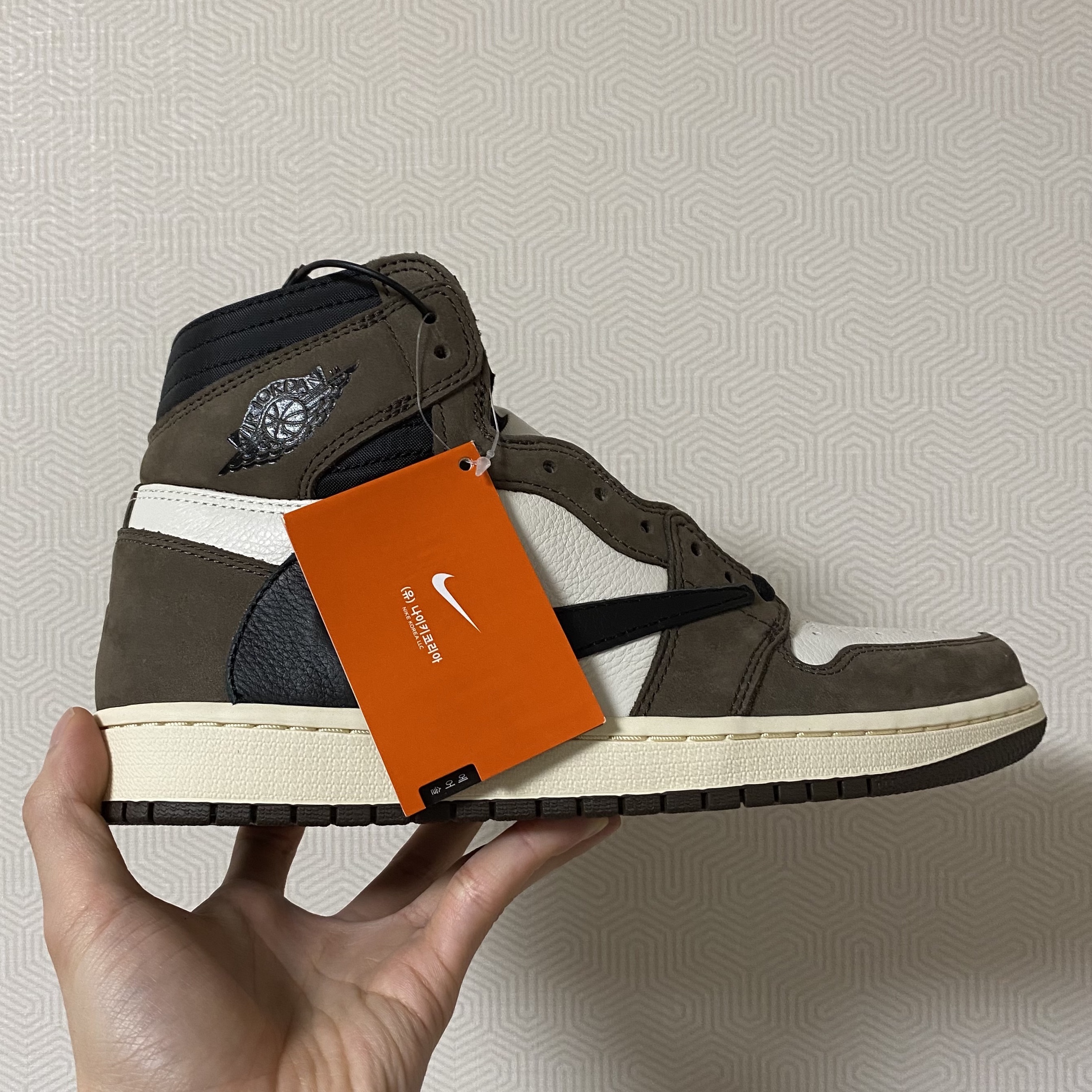 Jordan 1 x Travis Scott Retro High OG SP Mocha 착용 스타일 - 3