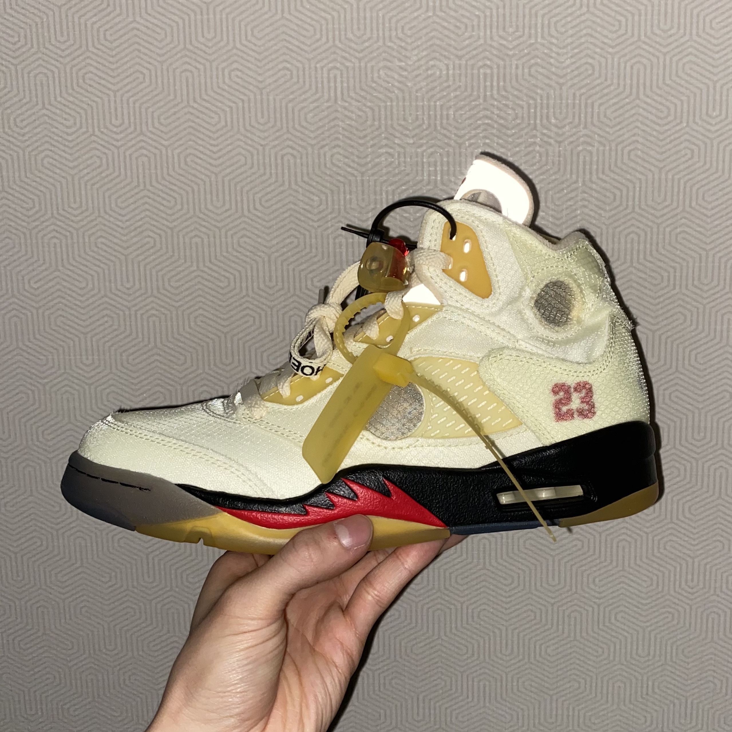 Jordan 5 x Off-White Retro SP Sail Fire Red 착용 스타일 - 2