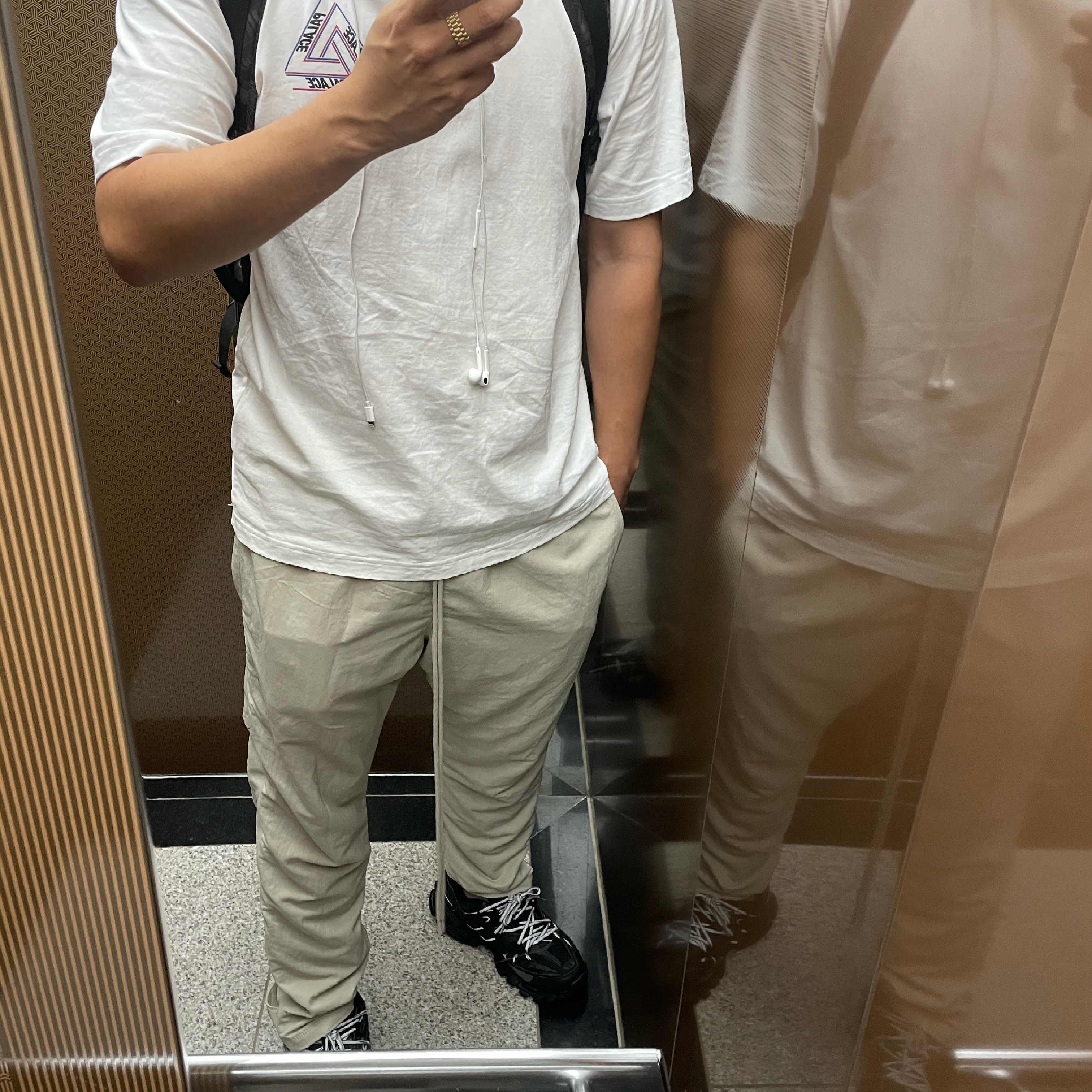 Palace Basically A Tri-Ferg T-Shirt White - 21SS, Nike x Fear of God Warm Up Pants String 착용 스타일