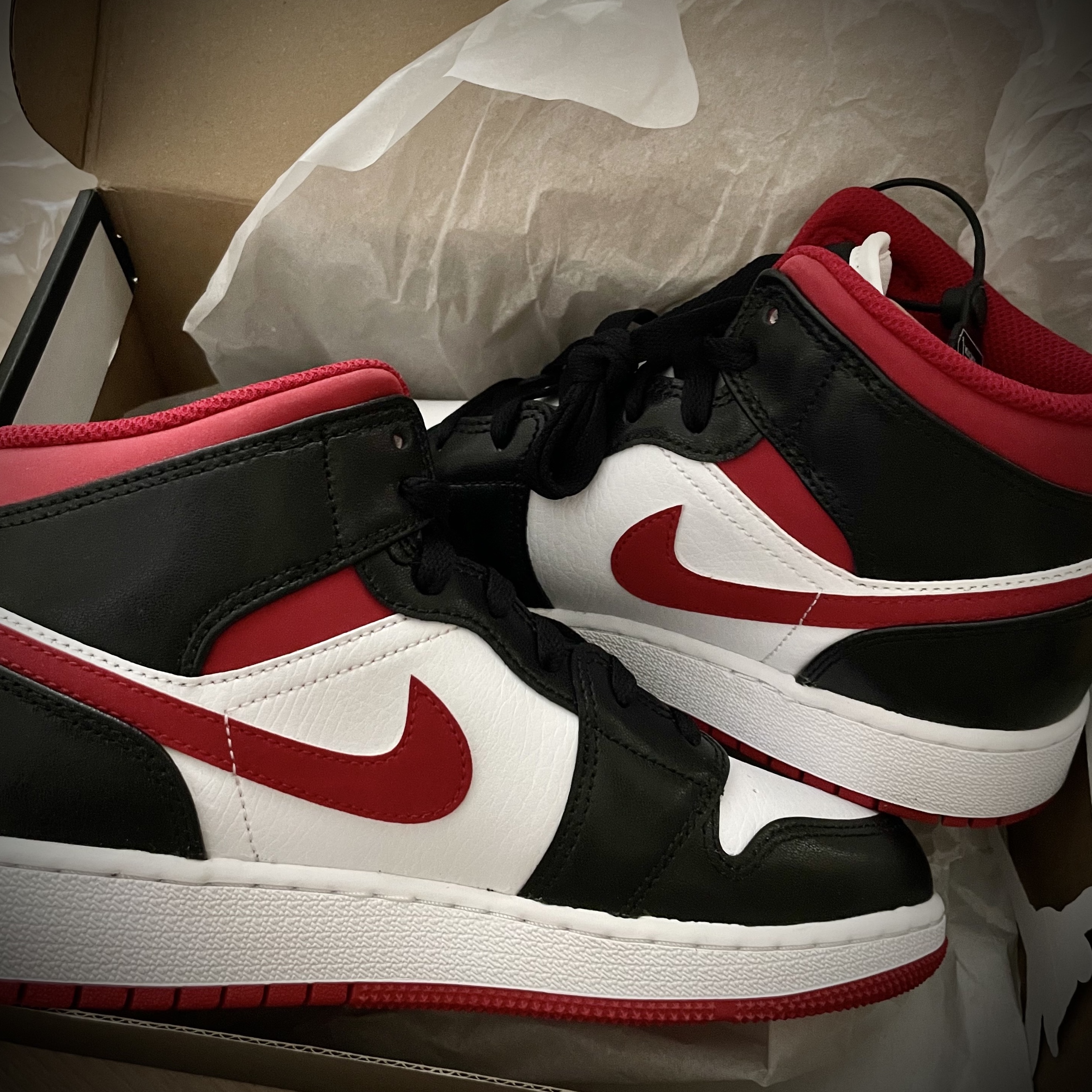Jordan 1 Mid Gym Red Black White 착용 스타일 - 1