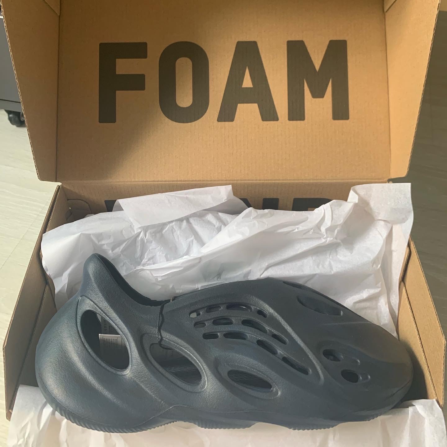 Adidas Yeezy Foam RNNR Mineral Blue 착용 스타일 - 1