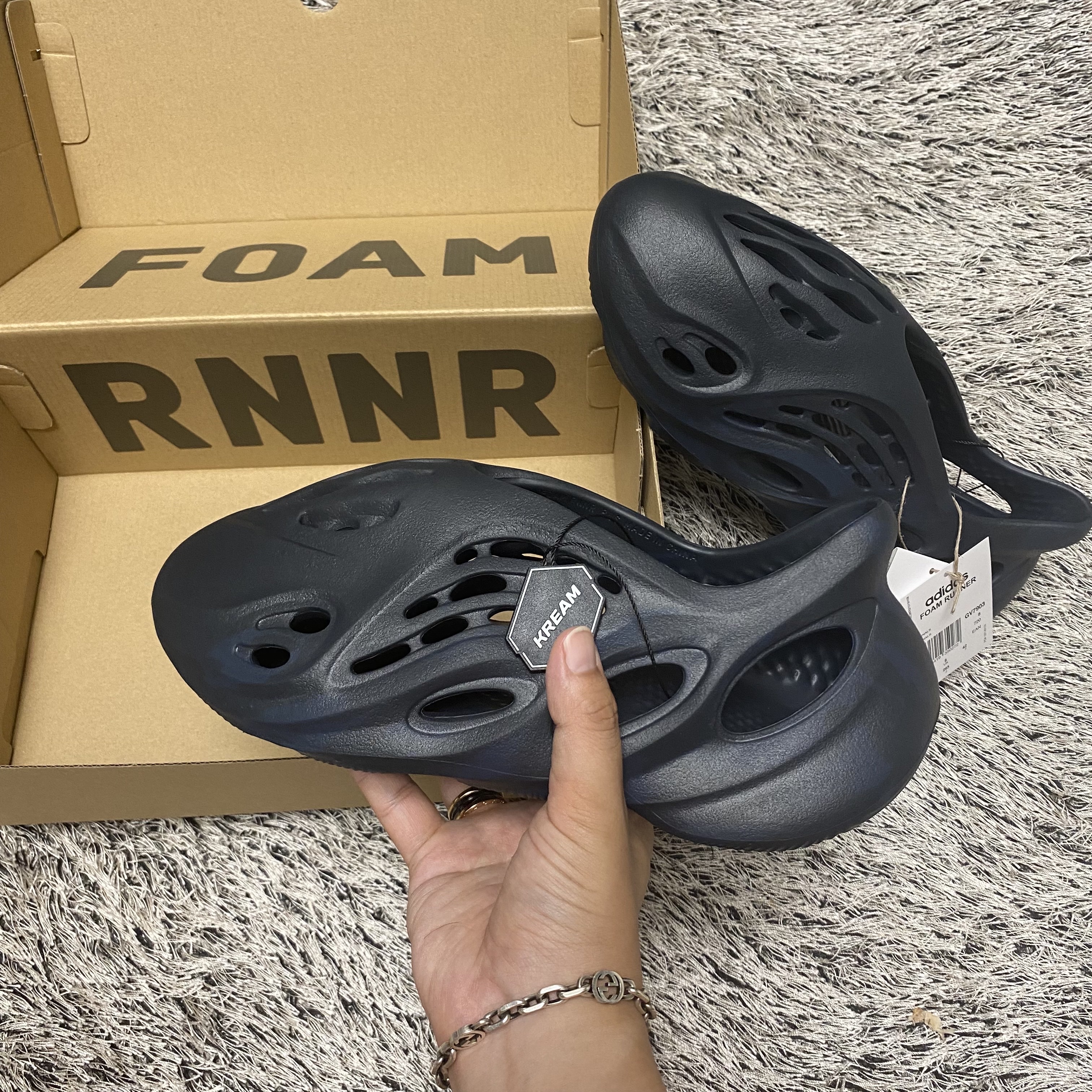 Adidas Yeezy Foam RNNR Mineral Blue 착용 스타일 - 1