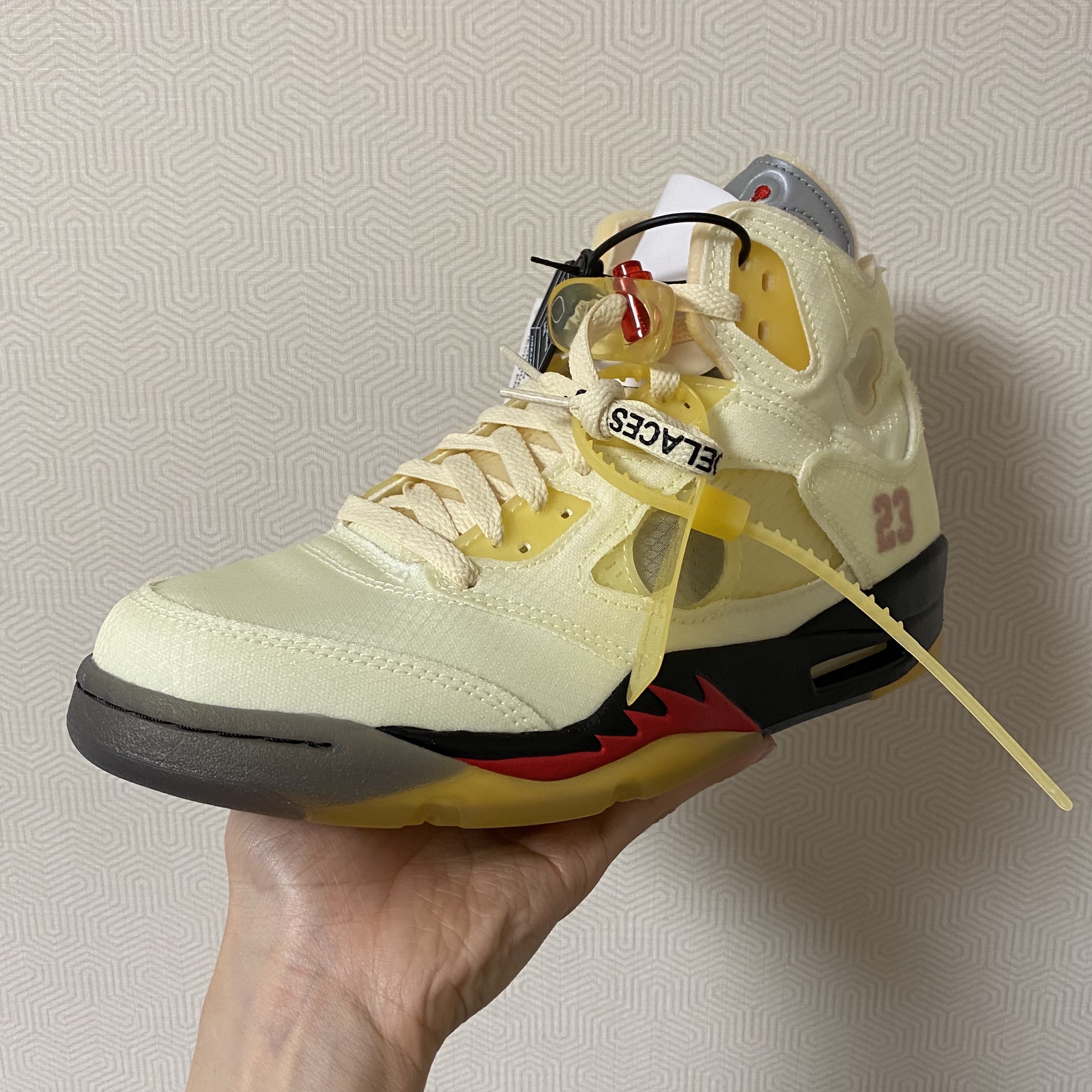 Jordan 5 x Off-White Retro SP Sail Fire Red 착용 스타일 - 1