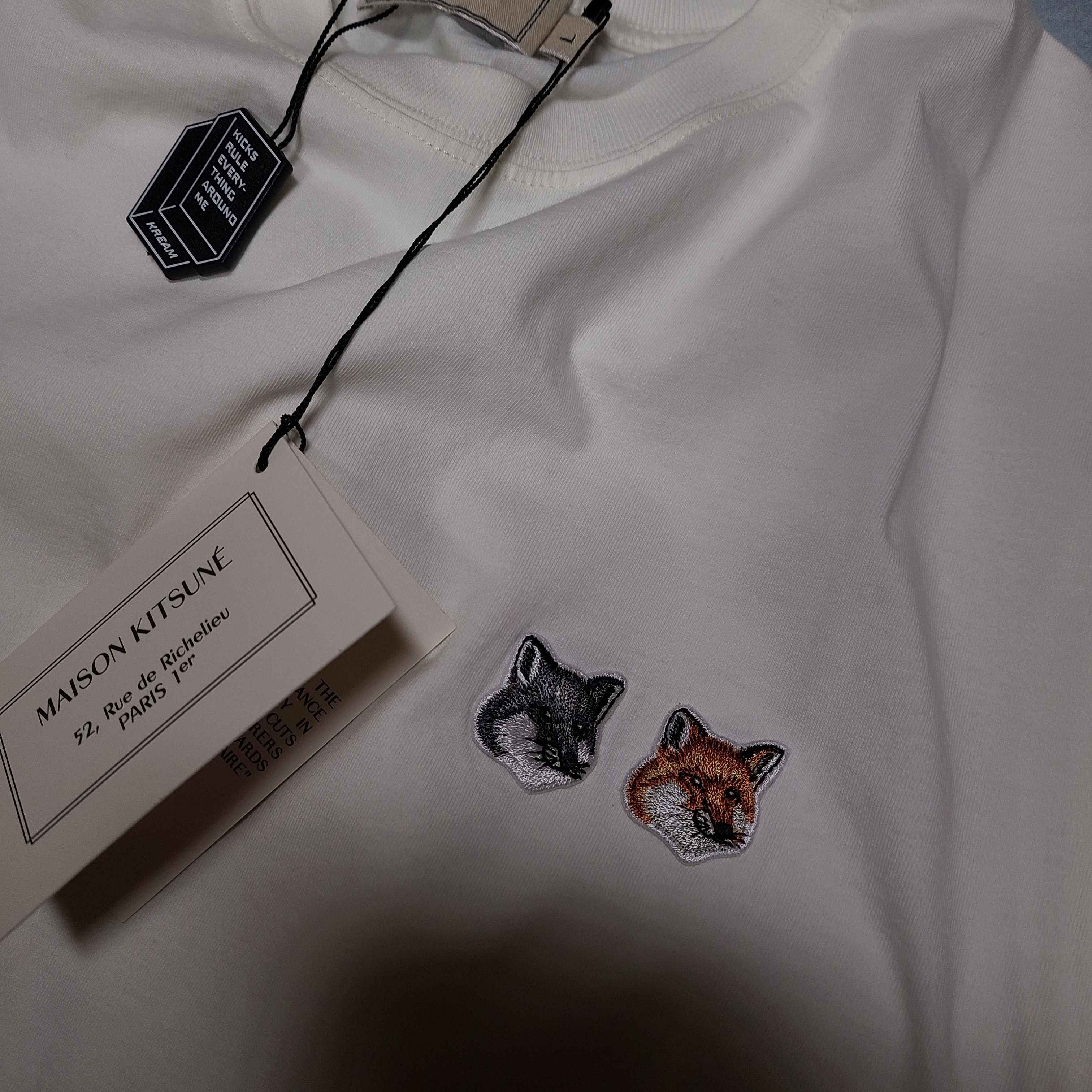 Maison Kitsune Double Fox Head Patch Classic T-Shirt Latte 착용 스타일