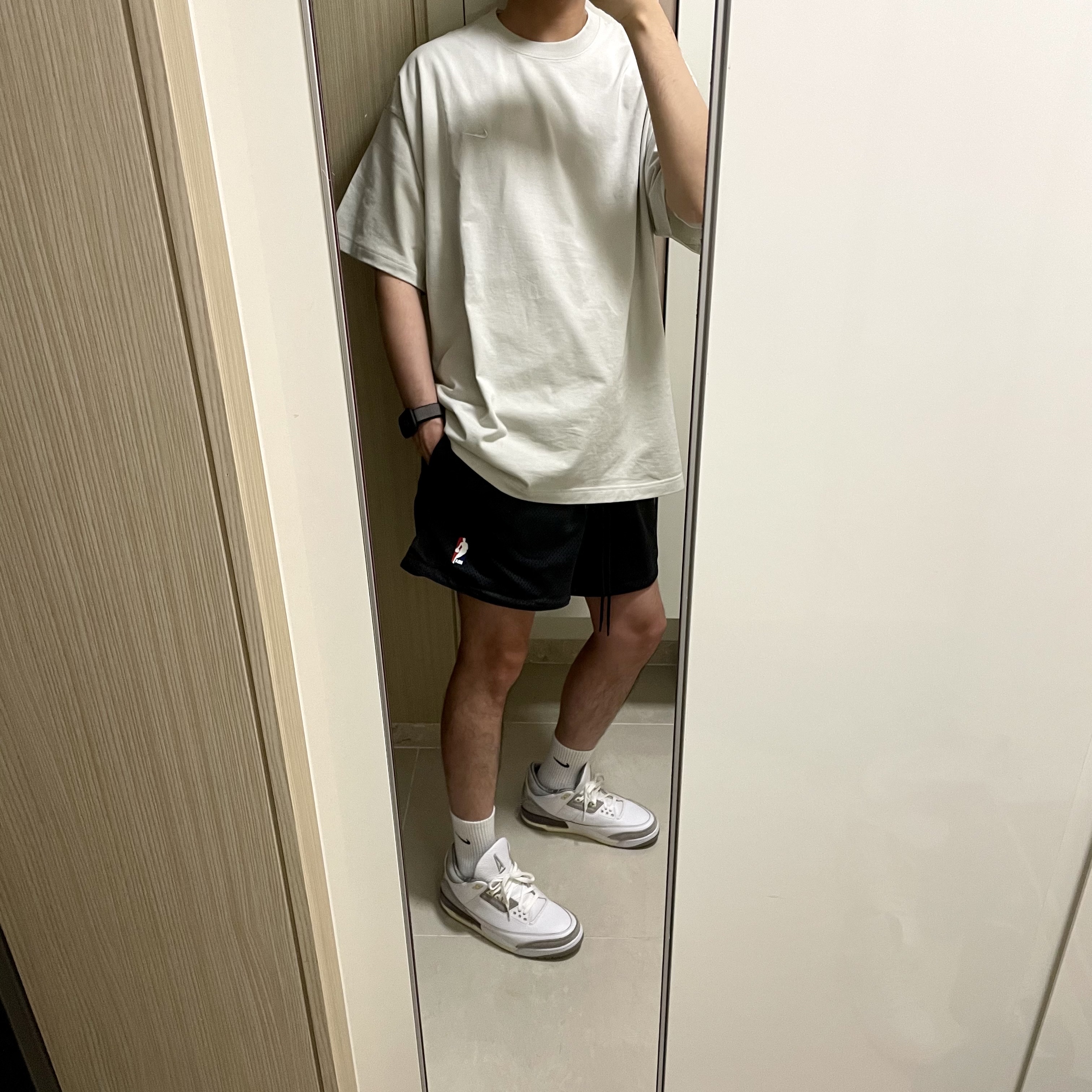 Nike x Fear of God Basketball Shorts Off Noir, (W) Jordan 3 x A Ma Maniere Retro SP 착용 스타일