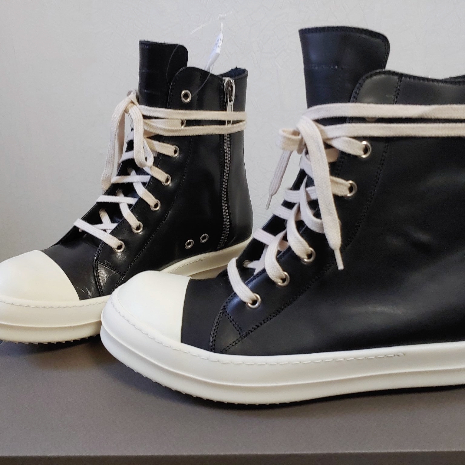 Dr. Martens x Rick Owens 1460 Bex Suede Lace Up Boots 착용 스타일 - 4