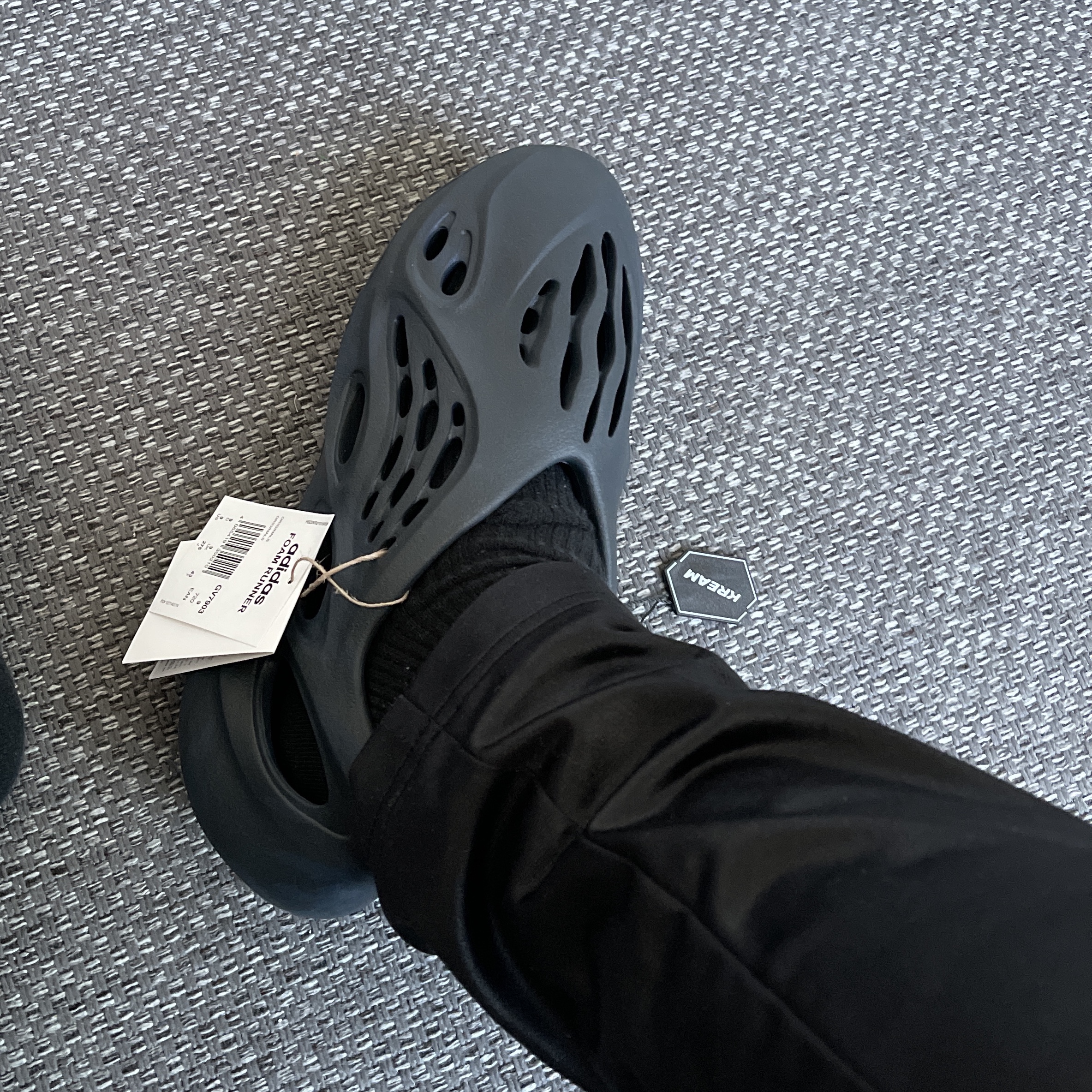 Adidas Yeezy Foam RNNR Mineral Blue 착용 스타일 - 3