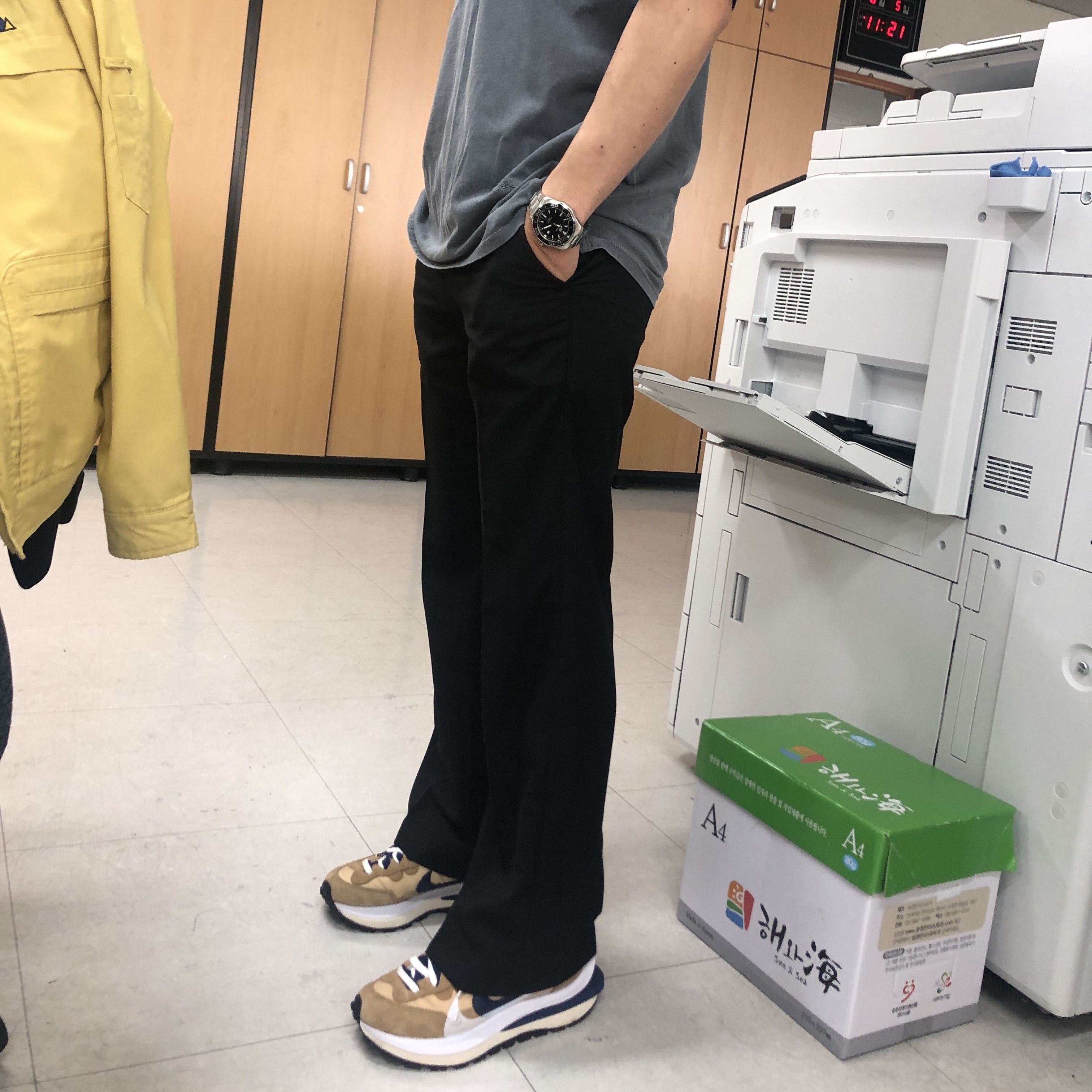 Nike x Sacai VaporWaffle Sesame and Blue Void 착용 스타일