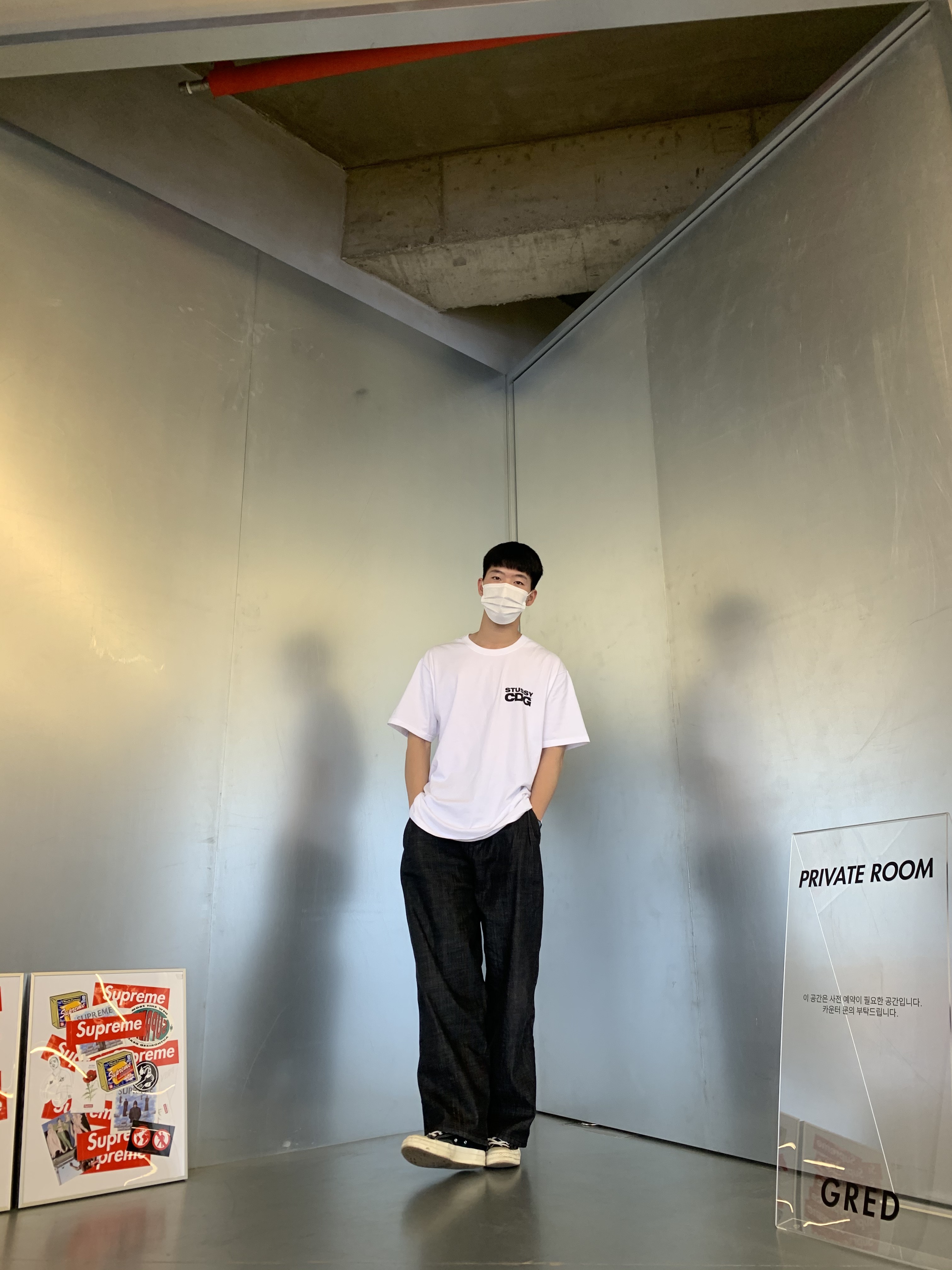 Converse x Play Comme des Garcons Chuck 70 Ox Black, Stussy x CDG Surfman T-Shirt White 착용 스타일